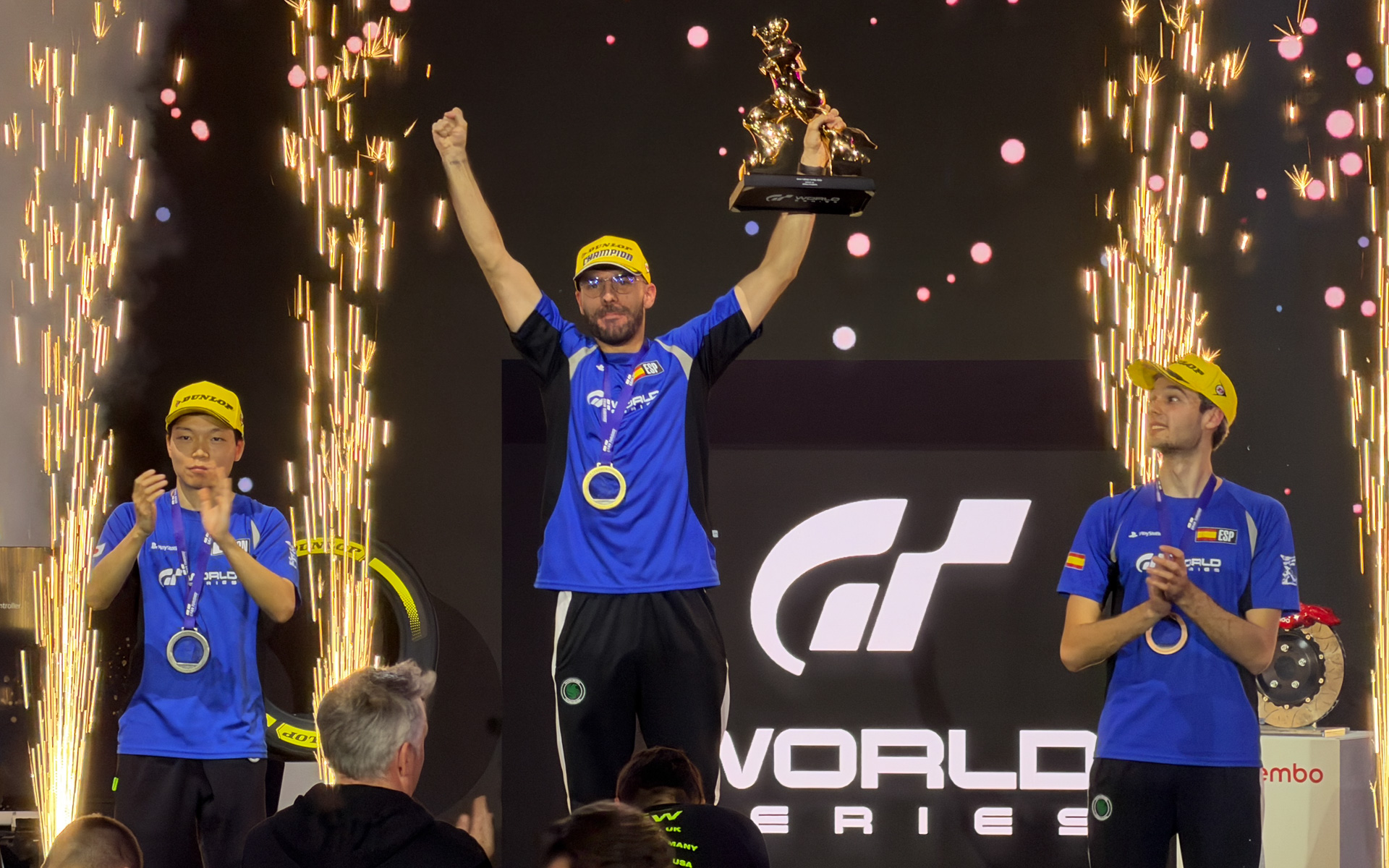 表彰台。写真左から2位の宮園拓真選手、年間チャンピオンのホセ・セラーノ選手、3位のポル・ウラ選手