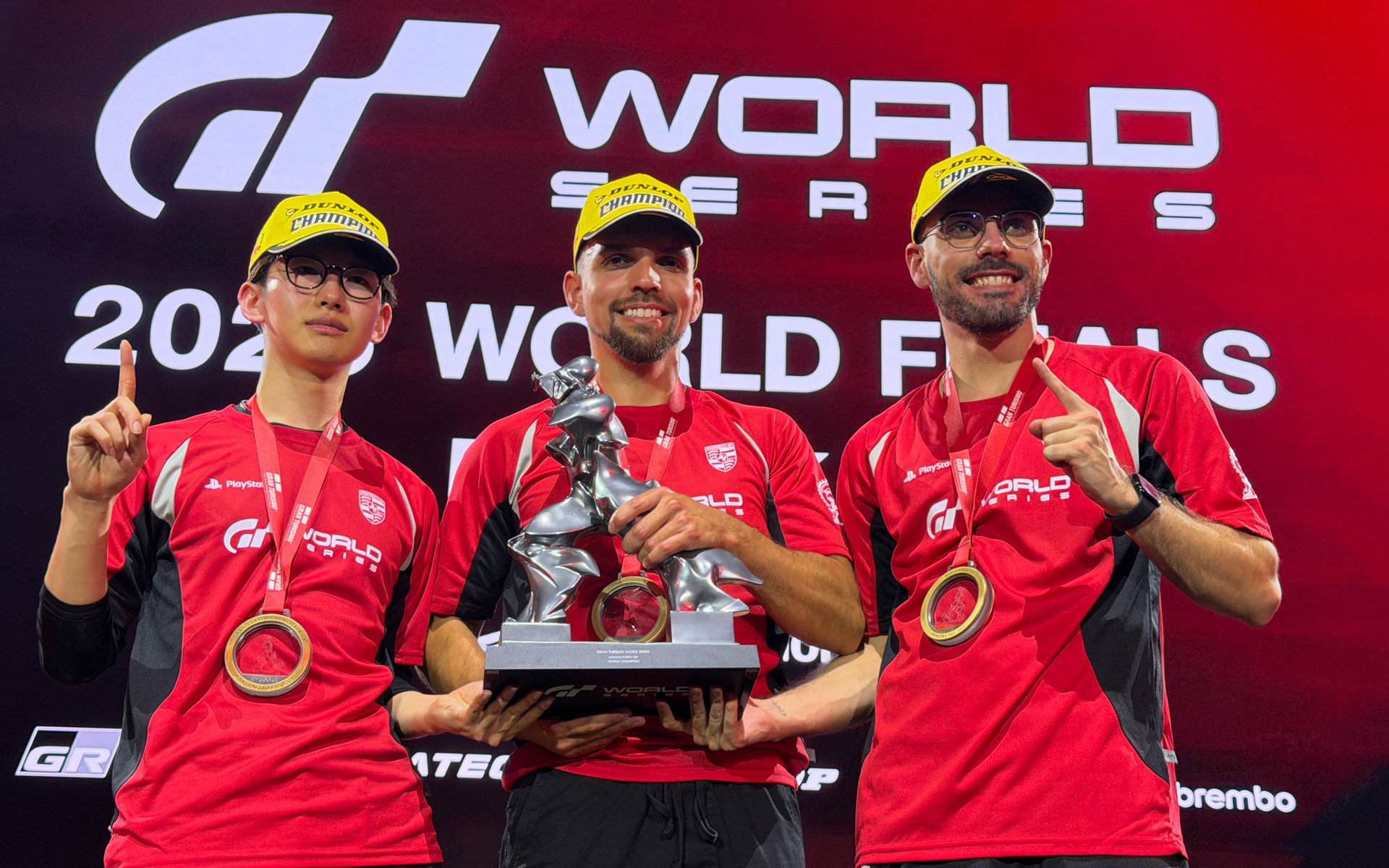 「マニュファクチャラーズカップ」チャンピオンを獲得した「ポルシェ」チーム。写真左から佐藤彰太選手、アンゲル・イノストローザ選手、ホセ・セラーノ選手