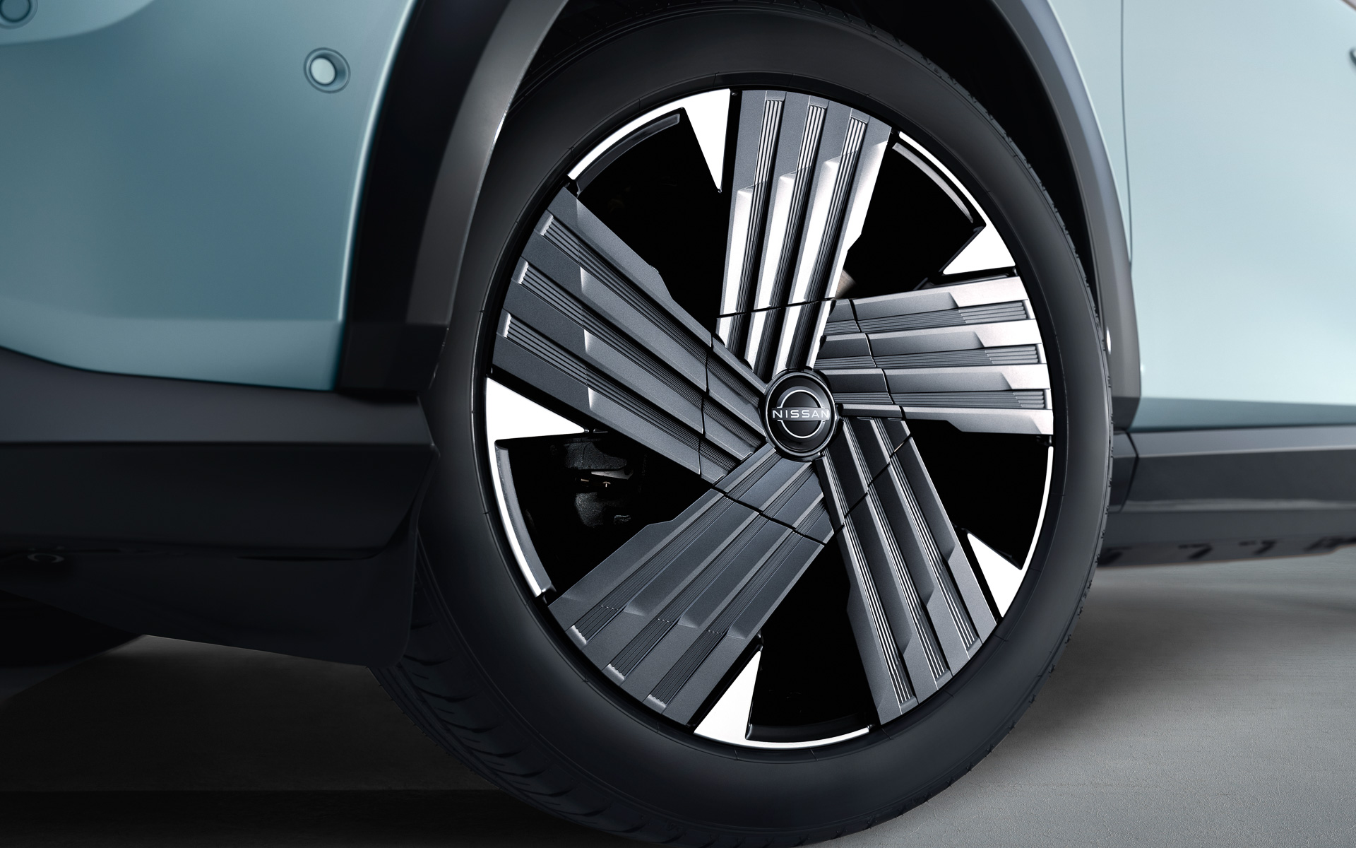 フロントまわりの変更とともに新デザインの20インチホイールを採用