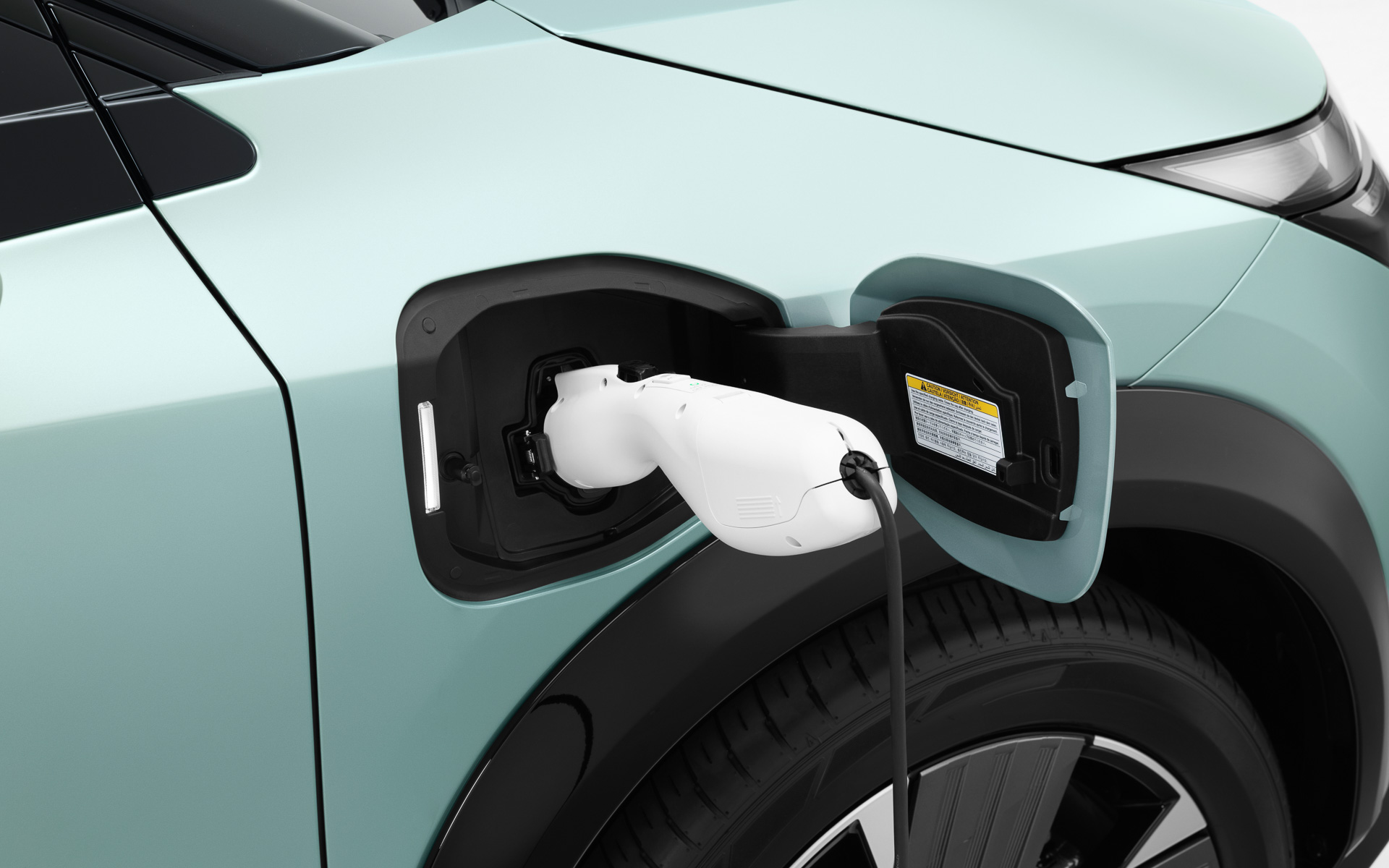 「AC外部給電コネクター」を使えばドアをロックした状態でも1500Wの電力が使える