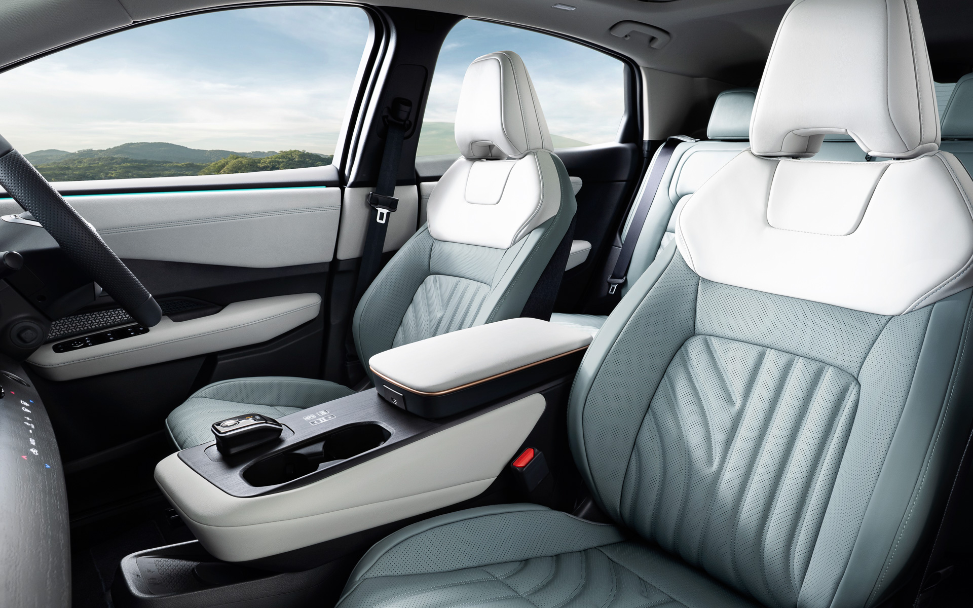 インテリアでは新色「ホワイト/グリーン」を設定するとともに、Google搭載のNissanConnectインフォテインメントシステムを採用