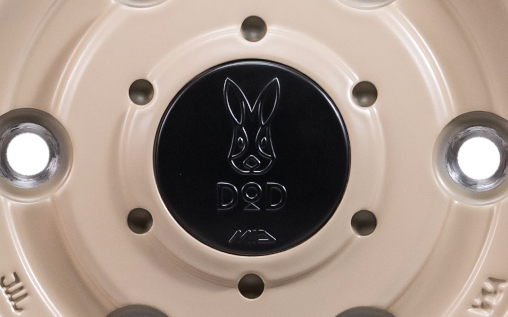 DODのロゴとMIDのロゴがあしらわれたセンターキャップも付属する