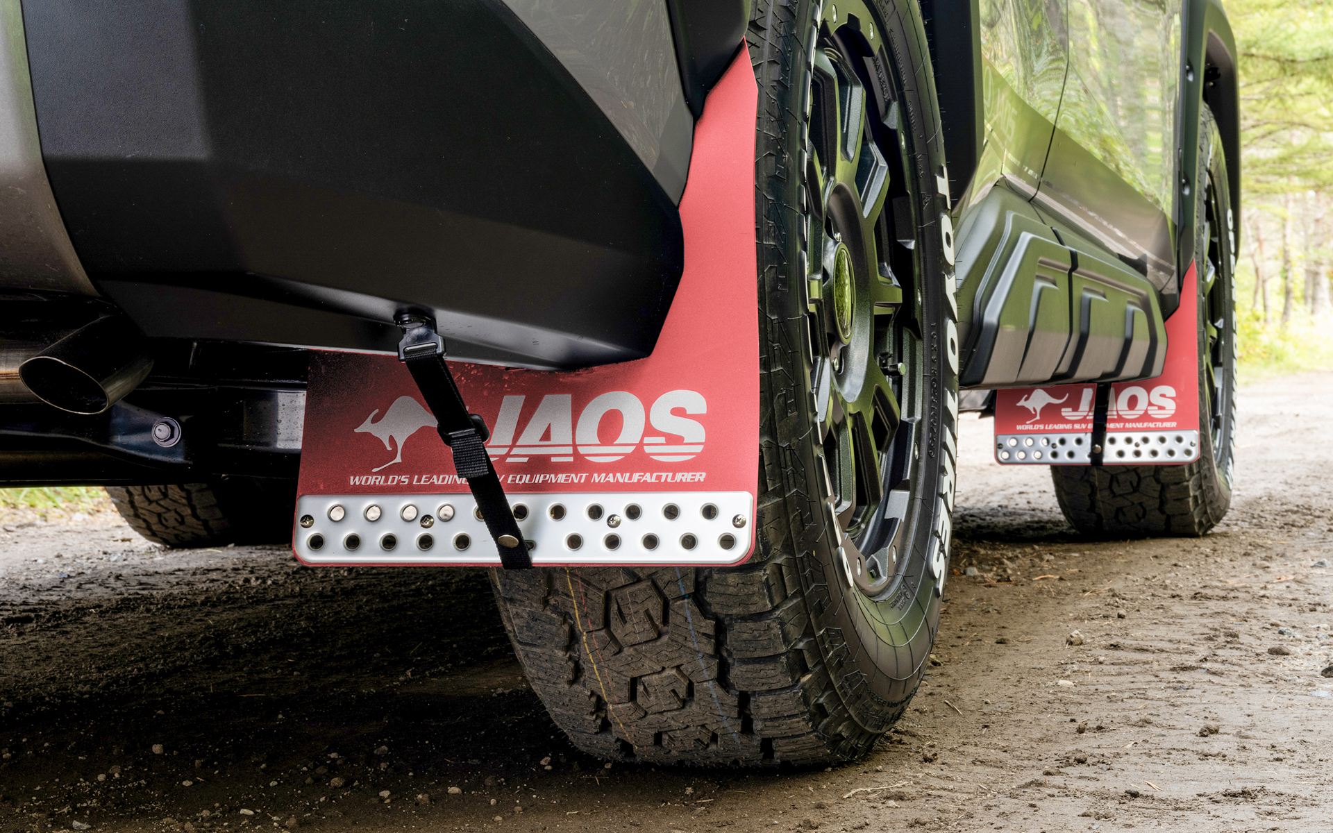 マッドガードIIIセットの価格は3万5200円で、カラーはブラックとレッド