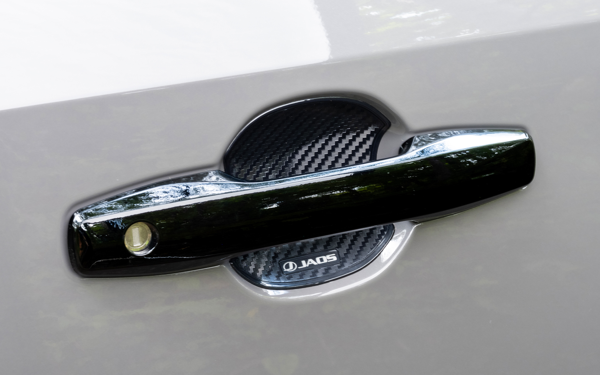 ドアハンドルプロテクターの価格はドア4枚分で5500円。デザインは「カーボン調」と「ジオメトリック」の2種類を設定