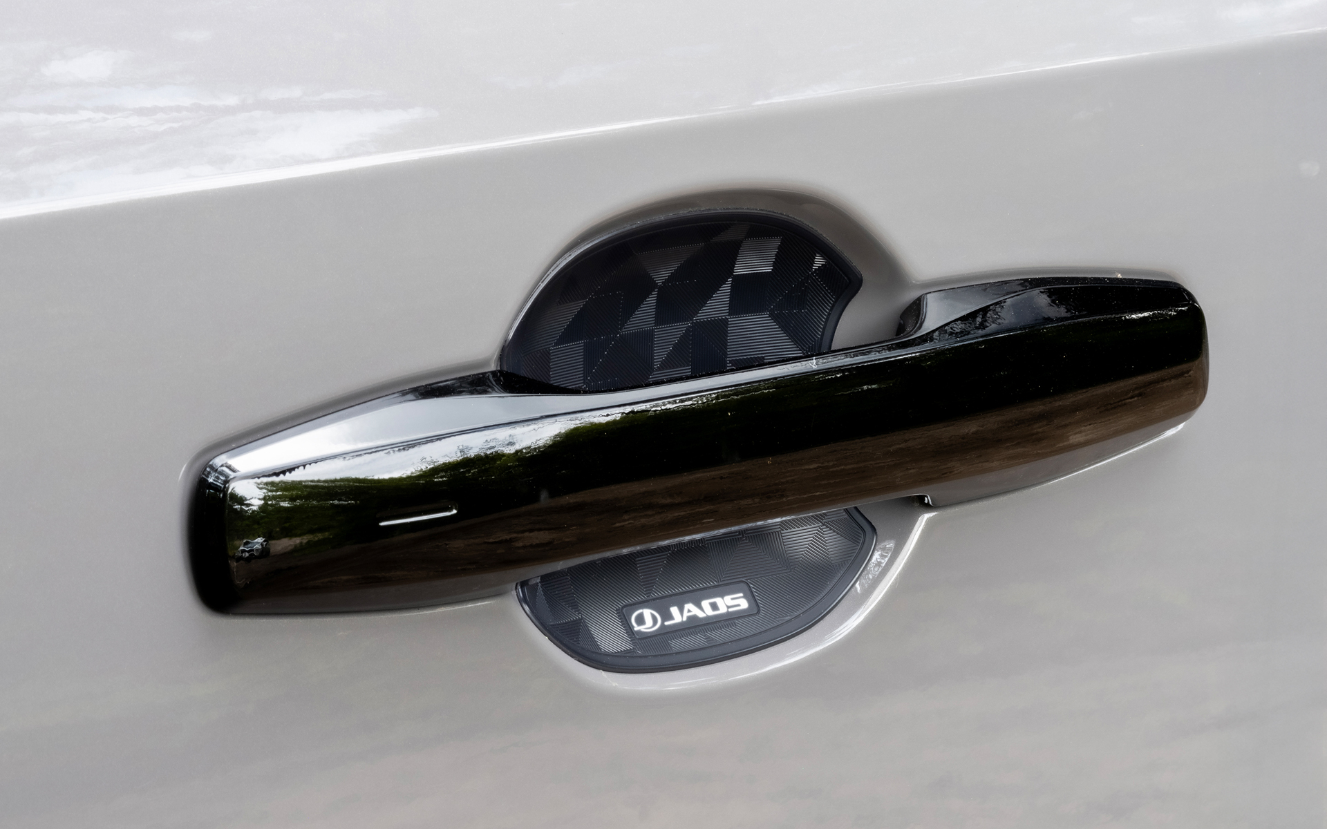 ドアハンドルプロテクターの価格はドア4枚分で5500円。デザインは「カーボン調」と「ジオメトリック」の2種類を設定