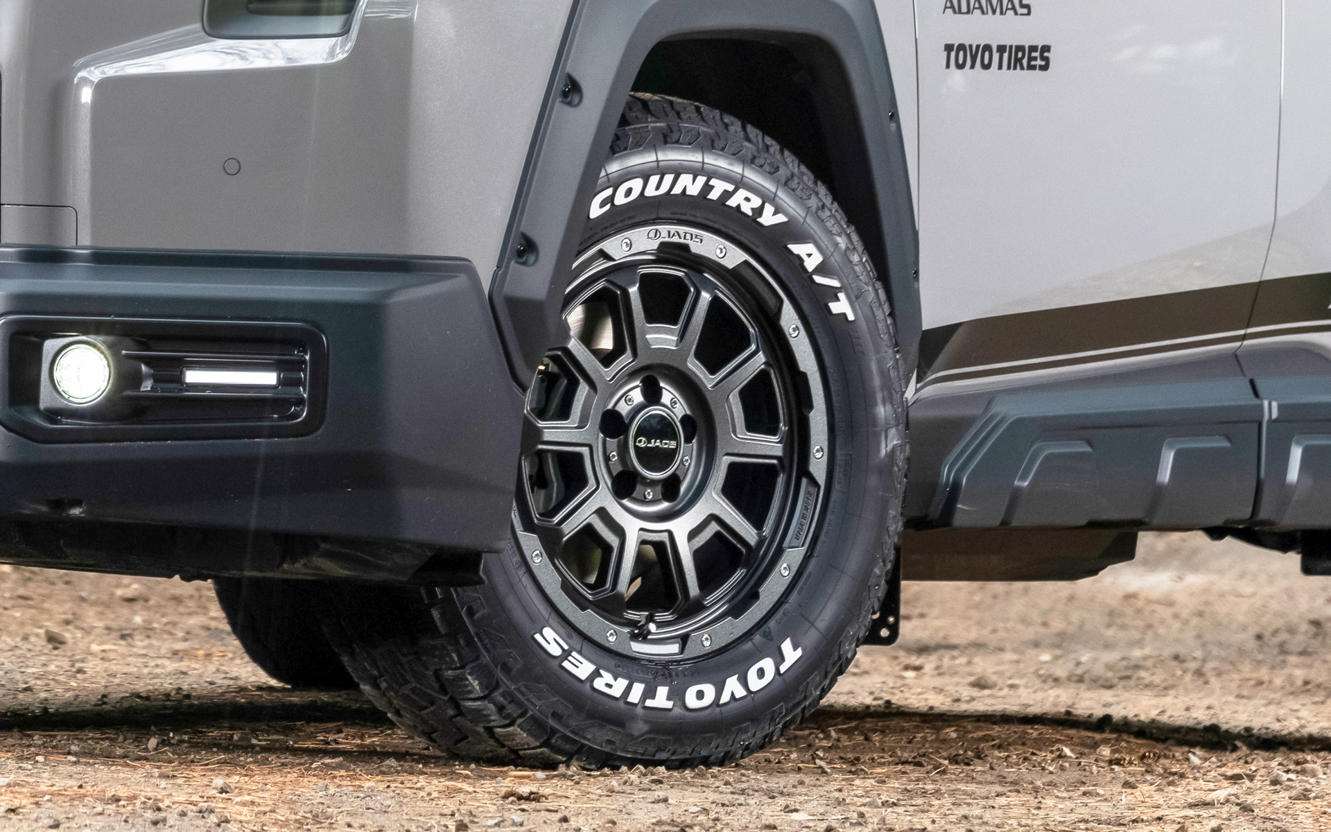 トヨタディーラー向け専用カラー「マットグラスブラック」を採用した17インチ×7.5J＋25アルミホイール「ADAMAS BL5」の価格は4本で21万8240円