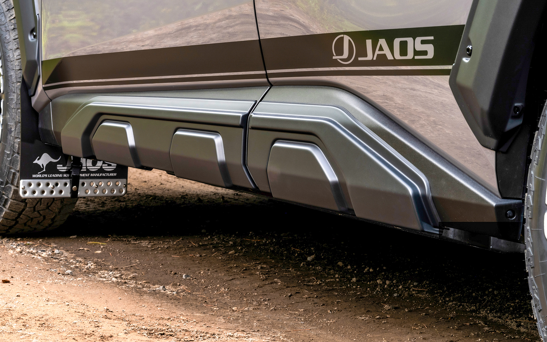 サイドプロテクターの価格は6万6000円。純正ドアパネル最外側に＋約13mmとなる（最低地上高は変化なし）