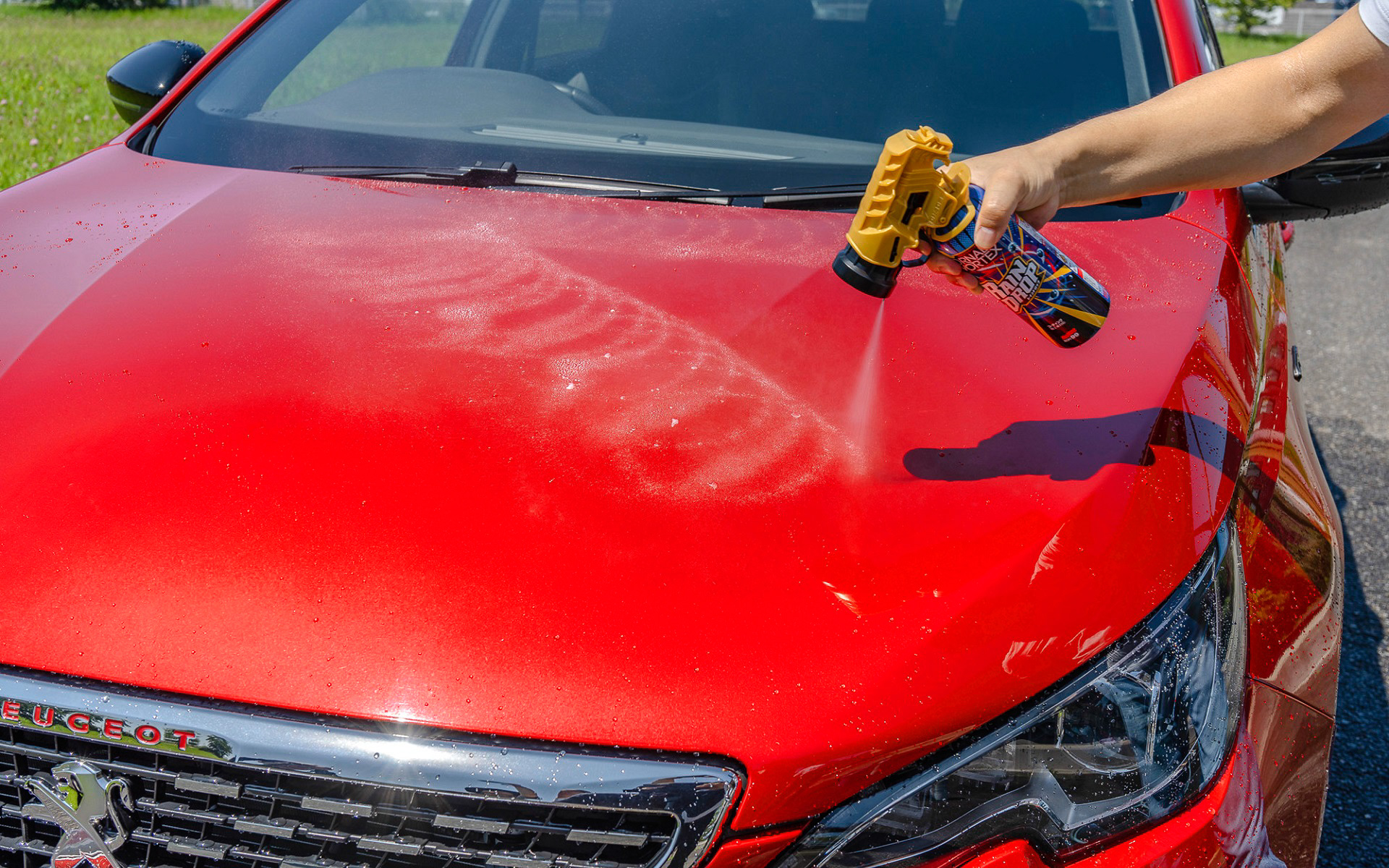 レインドロップ トルネードヴォルテックスでは薬剤が円を描くように広範囲に噴射される「TVヘッド」を新採用。高い作業性と遊び心を発揮する