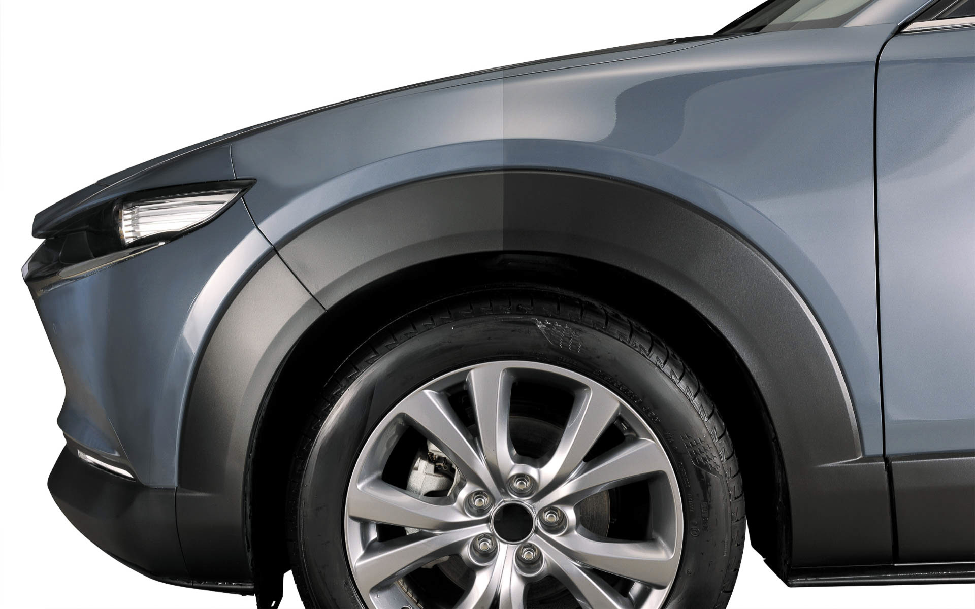 ボディの塗装面から未塗装樹脂パーツ、インテリアまで幅広くコーティングして、深いツヤと高いはっ水性を与える