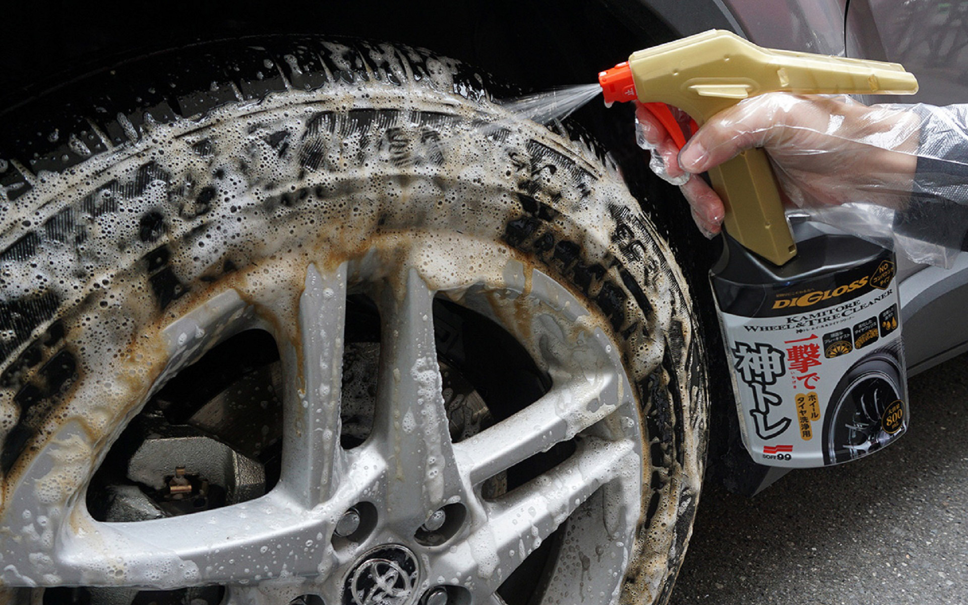 「超浸透バブル」と「オレンジオイル」がタイヤ＆ホイールに固着したブレーキダストなどの汚れを強力に分解・洗浄