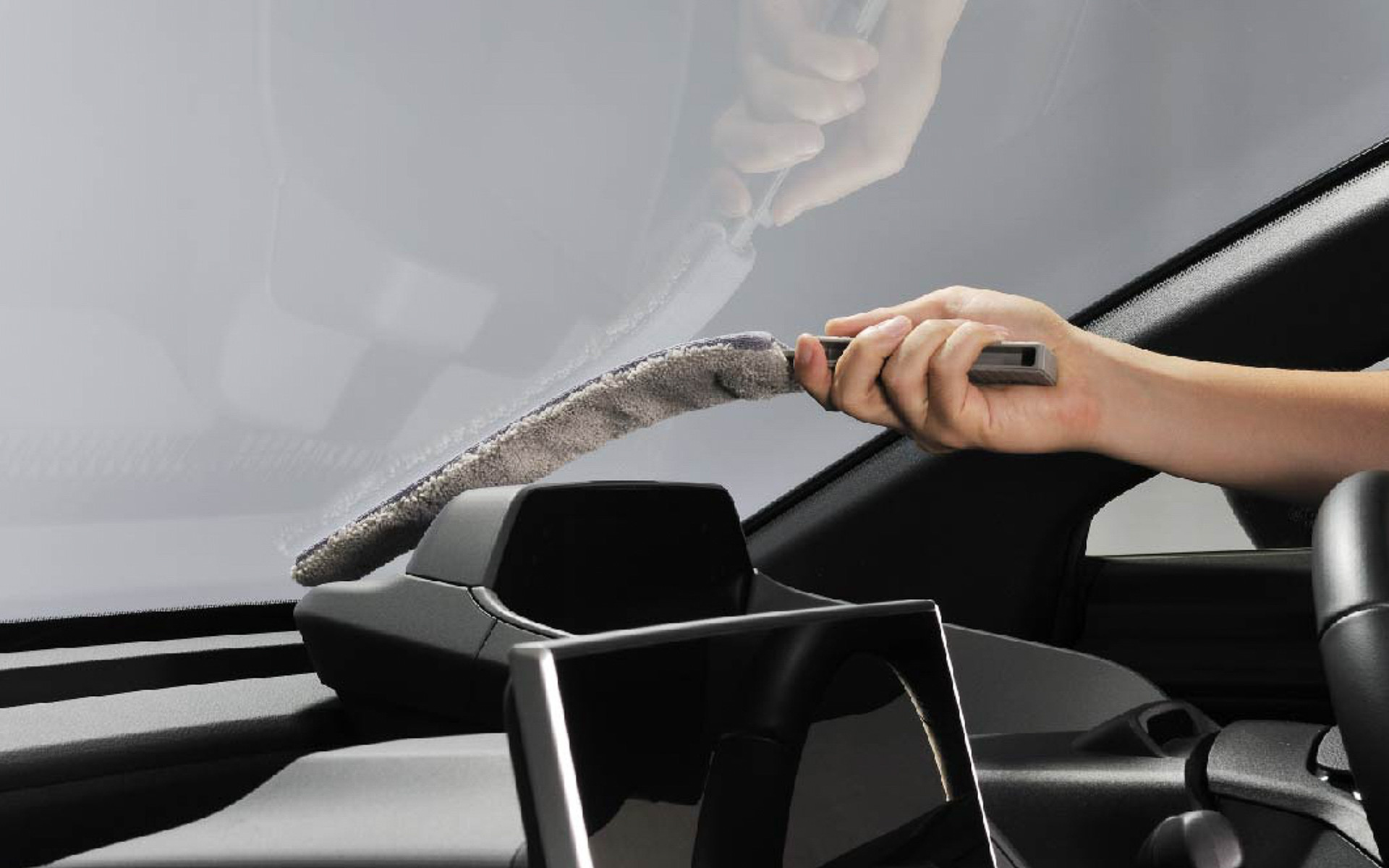 ワイパー部分に柔軟な素材を使い、ウィンドウ内側を幅広く拭くことができる