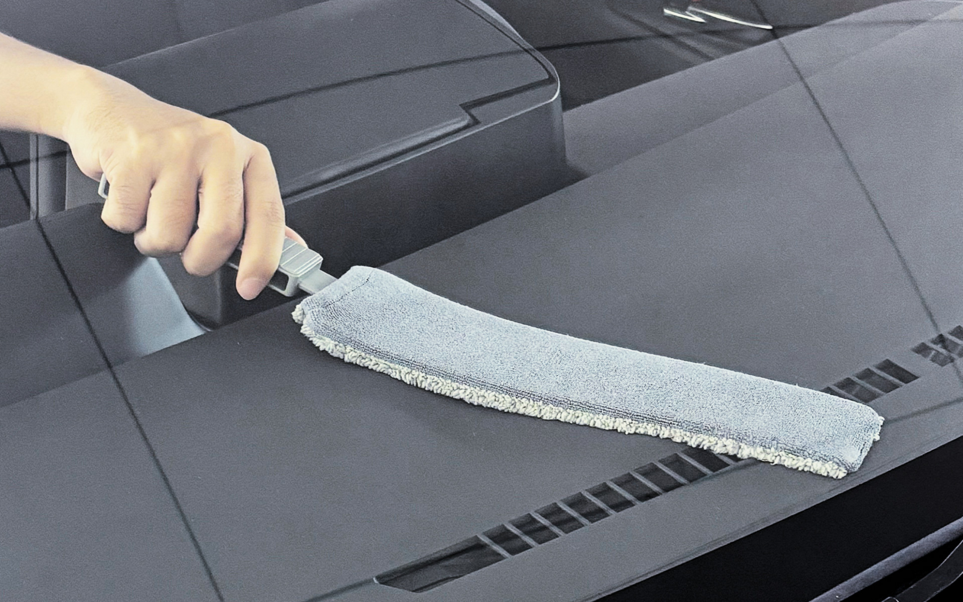 ミニバンなどダッシュボードに奥行きのある車種でもロング＆薄型設計で隅々まで拭き上げ可能