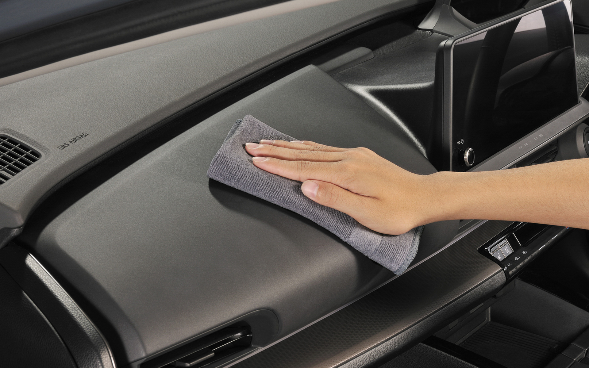インパネやステアリング、ドアトリムなど幅広い内装の汚れをから拭きだけで手軽に除去