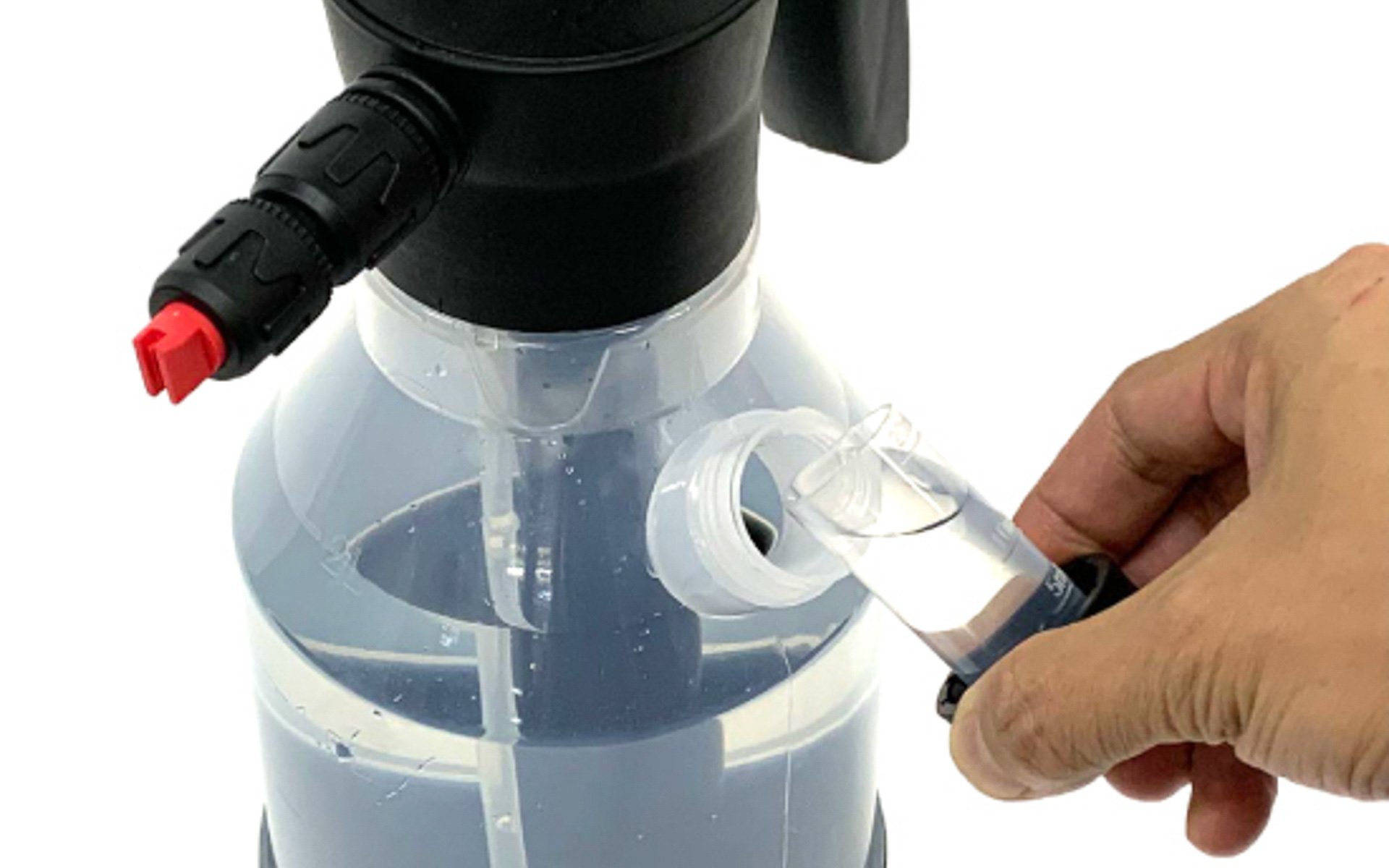 側面にある給水口のキャップは計量カップ機能を備える