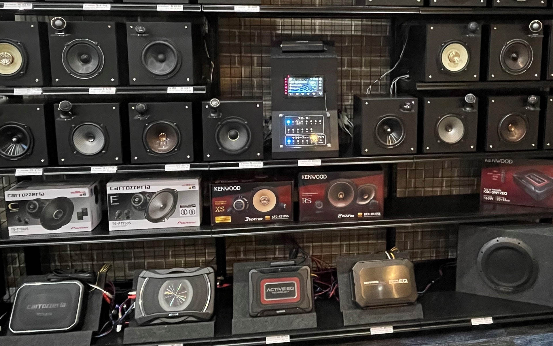 音の違いを体感できる試聴台を常設