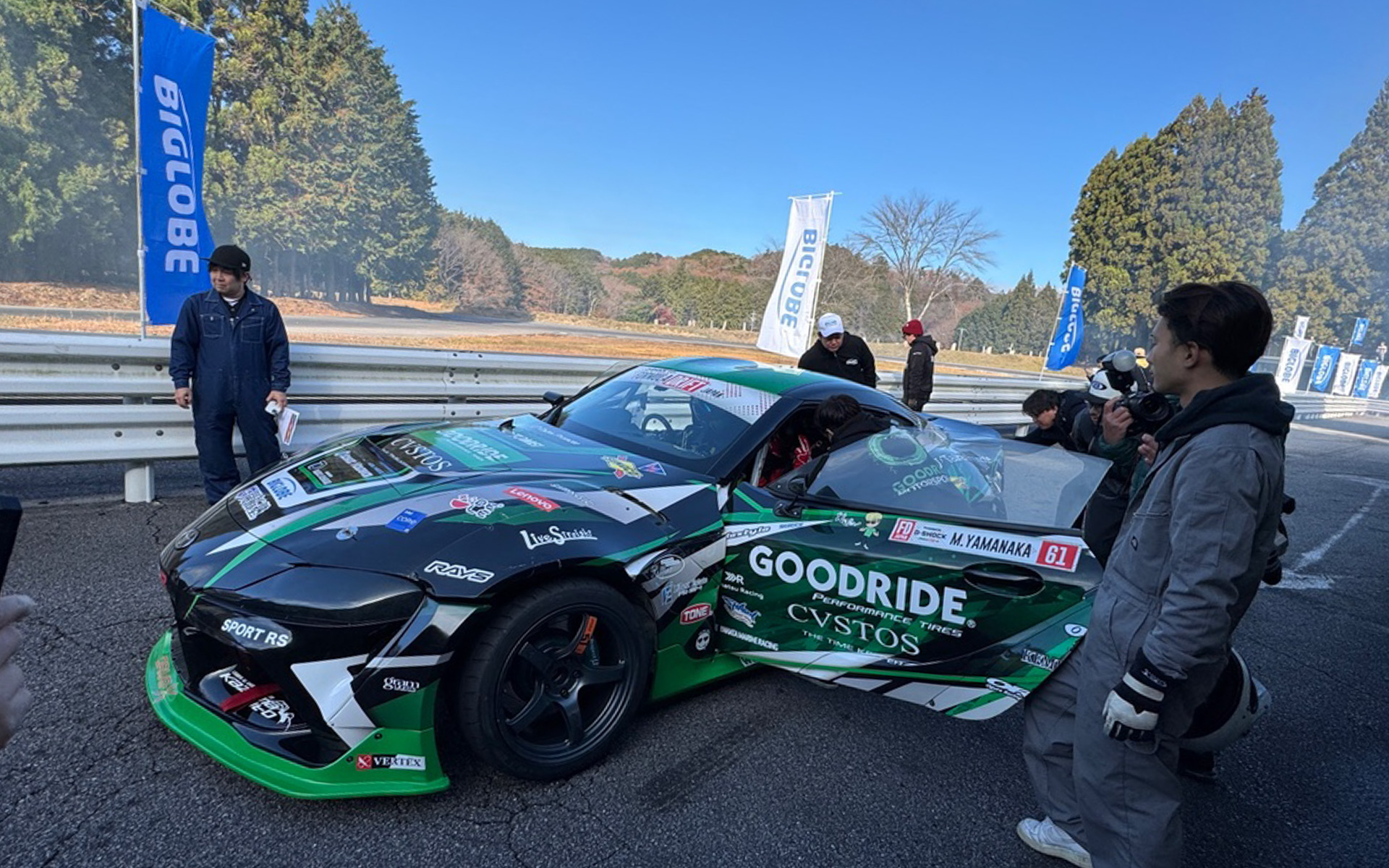 D1グランプリやフォーミュラドリフトに参戦中の山中真生選手が駆るスープラは、見た目の迫力とダイナミックな走りで参加者を魅了。一瞬にしてサーキットが真っ白に煙っていたほどでした