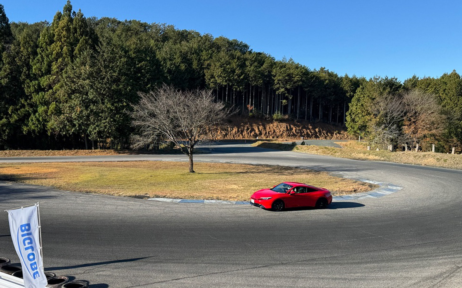 思えば新型プレリュードがサーキットを走る姿を初めて見ましたが、かっこいいですね！　音が静かなのに、しなやかにコーナーを攻めていくのが印象的でした