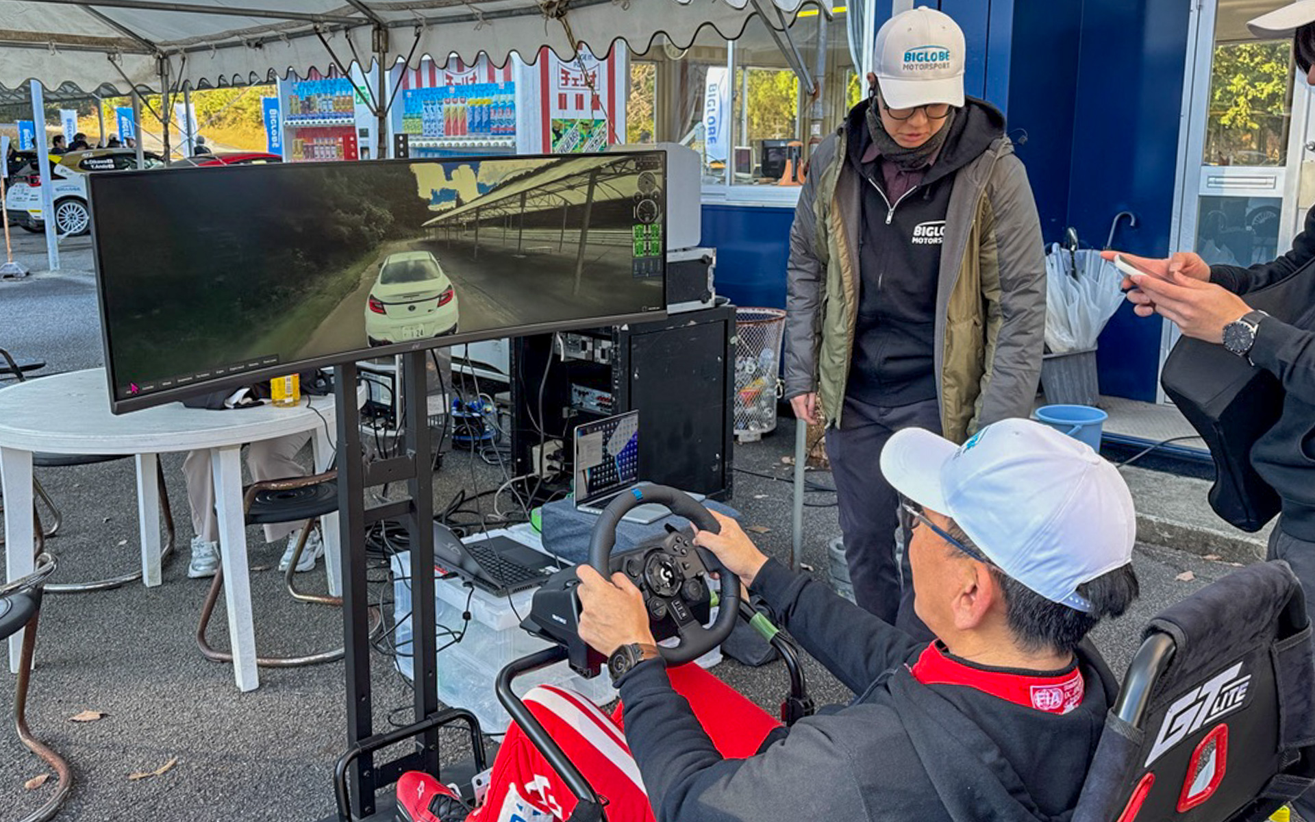 KDDIテクノロジーの社員が実際に歩いてモーターランド三河のコースを3Dスキャンし、作成したというシミュレーターは本物ソックリのコースにびっくり！　これなら初めて走る人のいい練習になるのも納得です