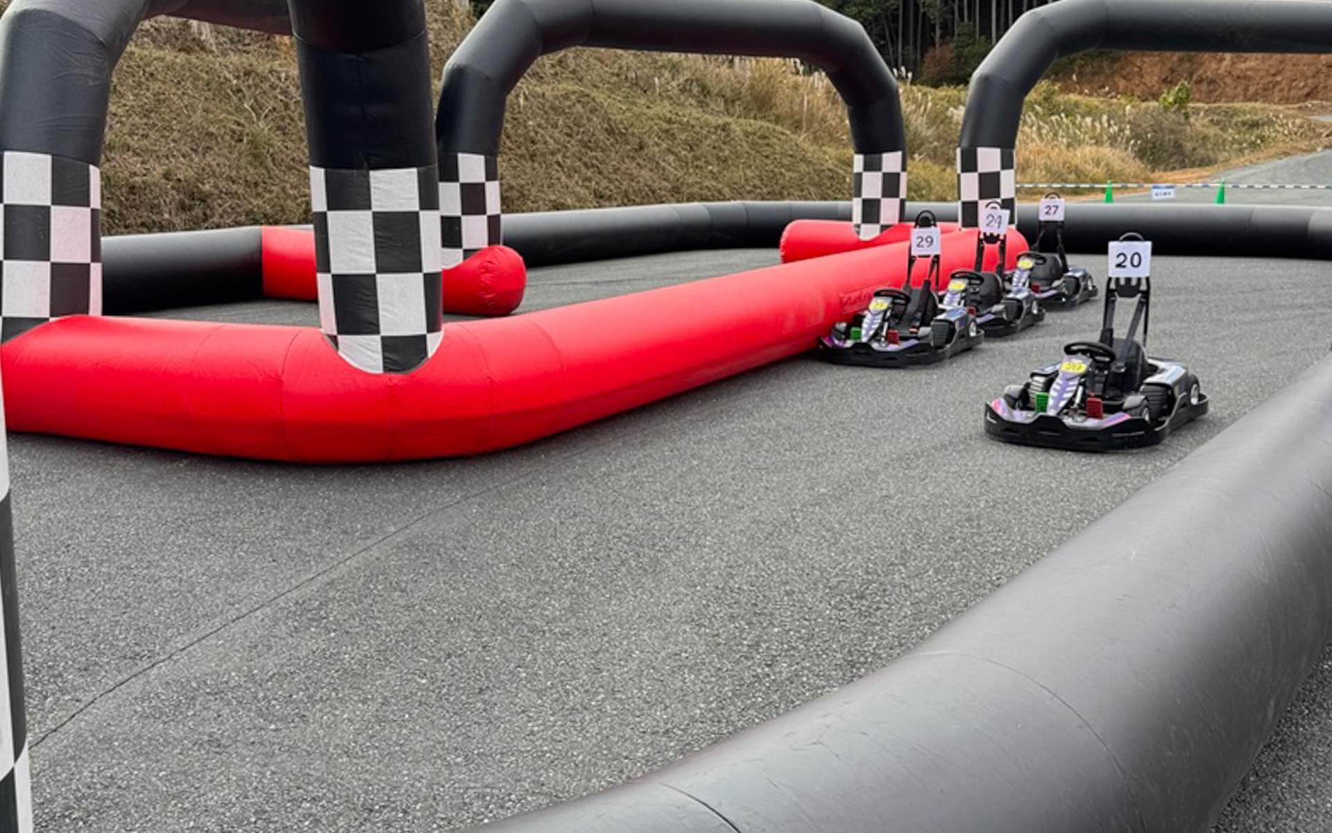 トムスが用意したキッズEVカートは特設コースで試乗でき、楽しそうに乗っている子どもたちの笑顔がありました