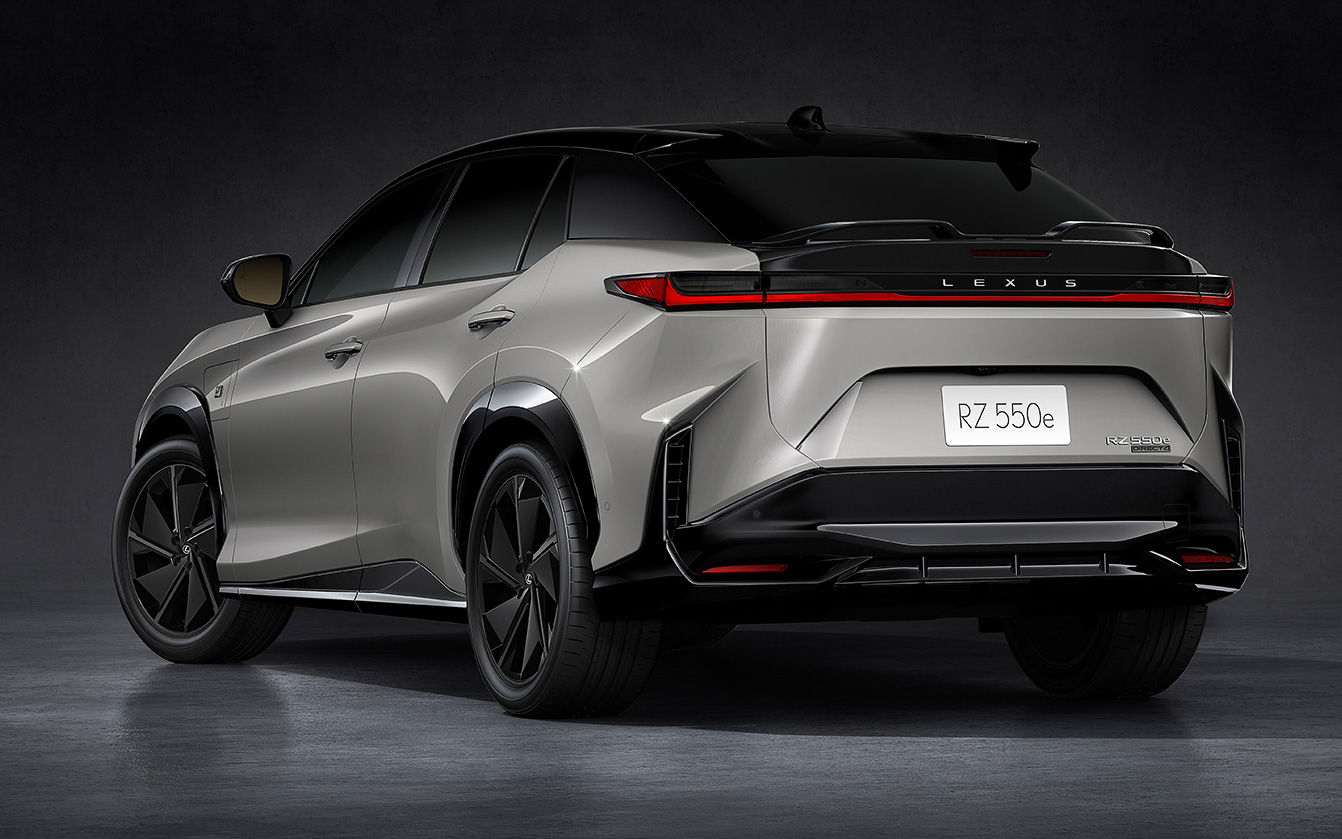 特別なエアロアイテムがおごられたレクサス RZ550e“F SPORT”