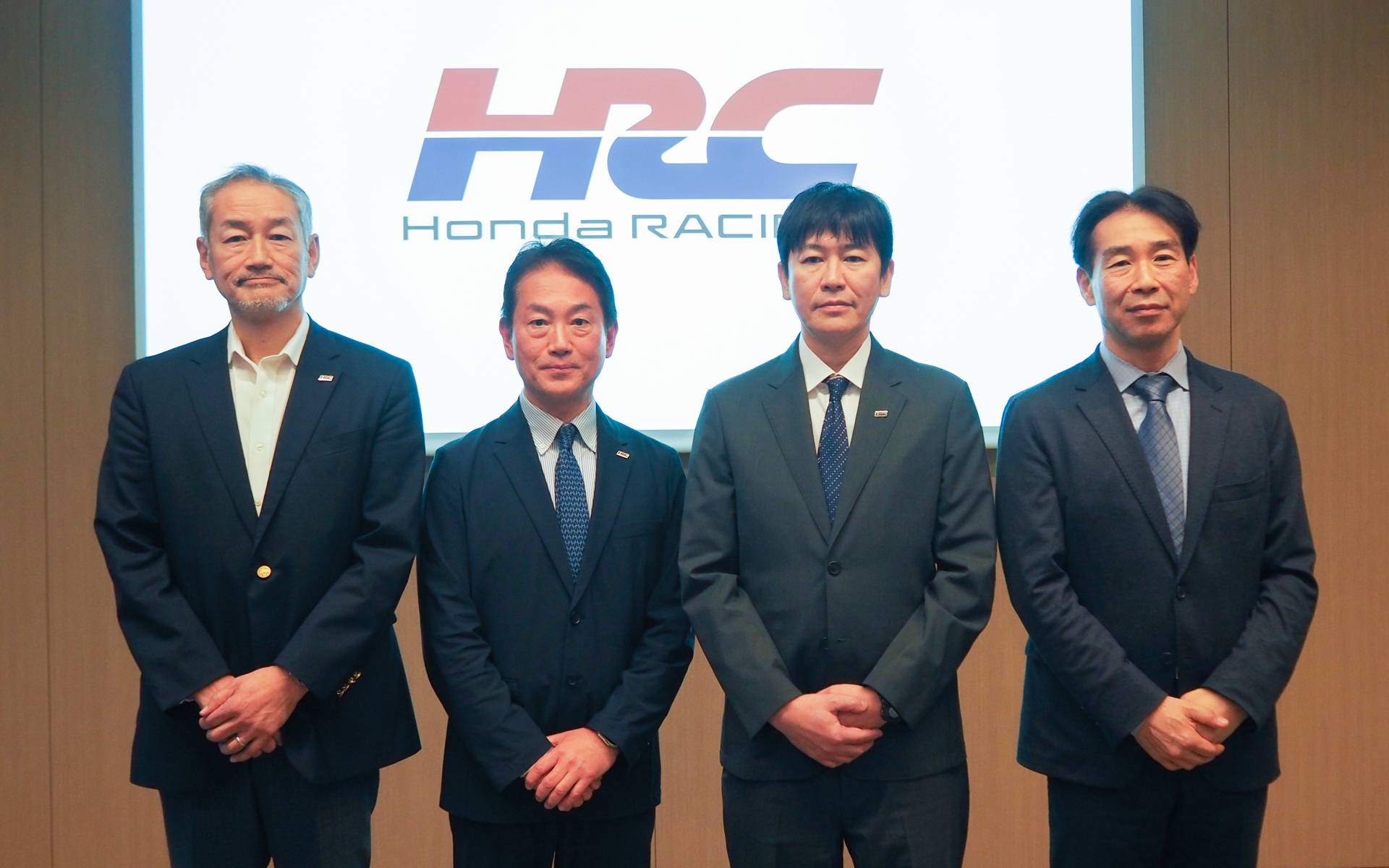 左から株式会社ホンダ・レーシング 常務取締役 四輪レース開発部 部長 武内伊久雄氏、代表取締役社長 渡辺康治氏、SUPER GTテクニカルディレクター長谷川彰大氏、レース開発室レース運営室室長 桒田哲宏氏