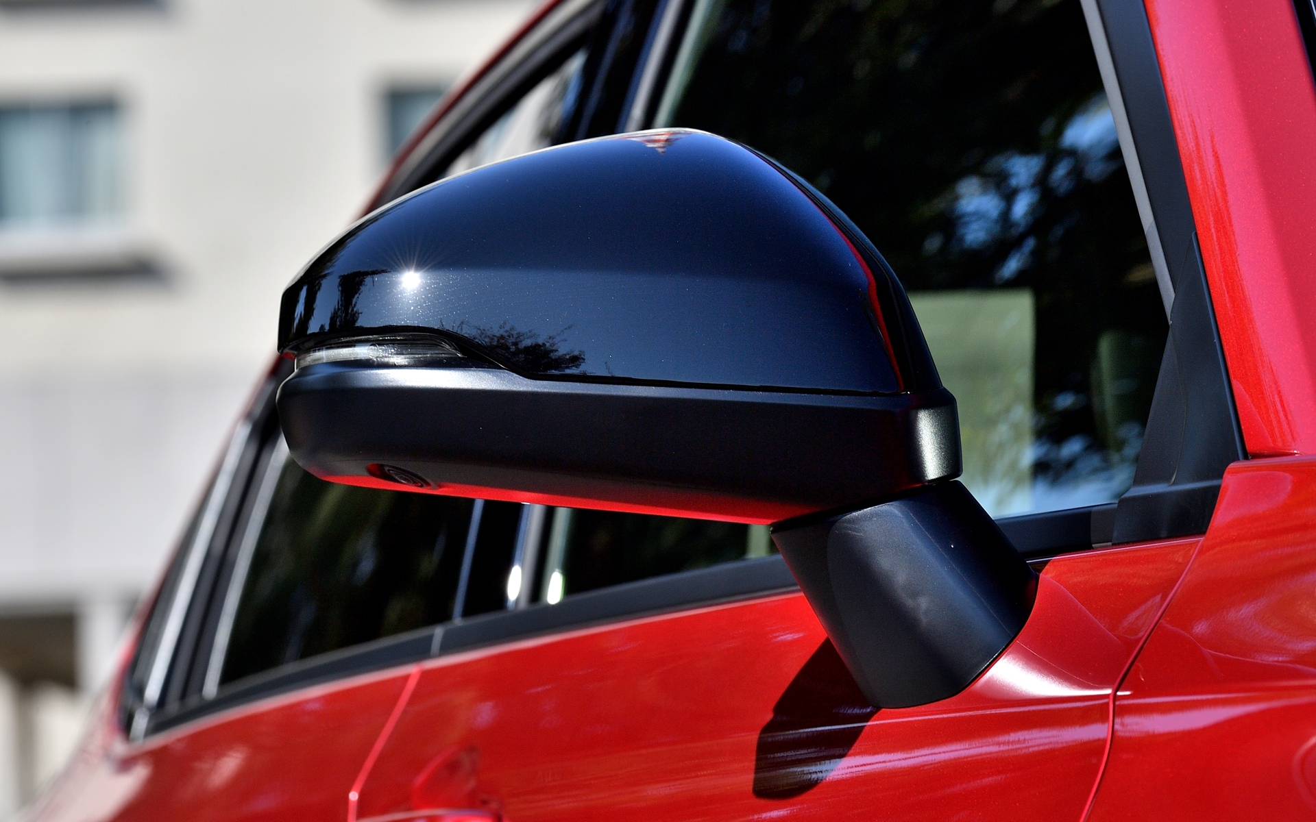 ドアミラーもブラックで引き締められている