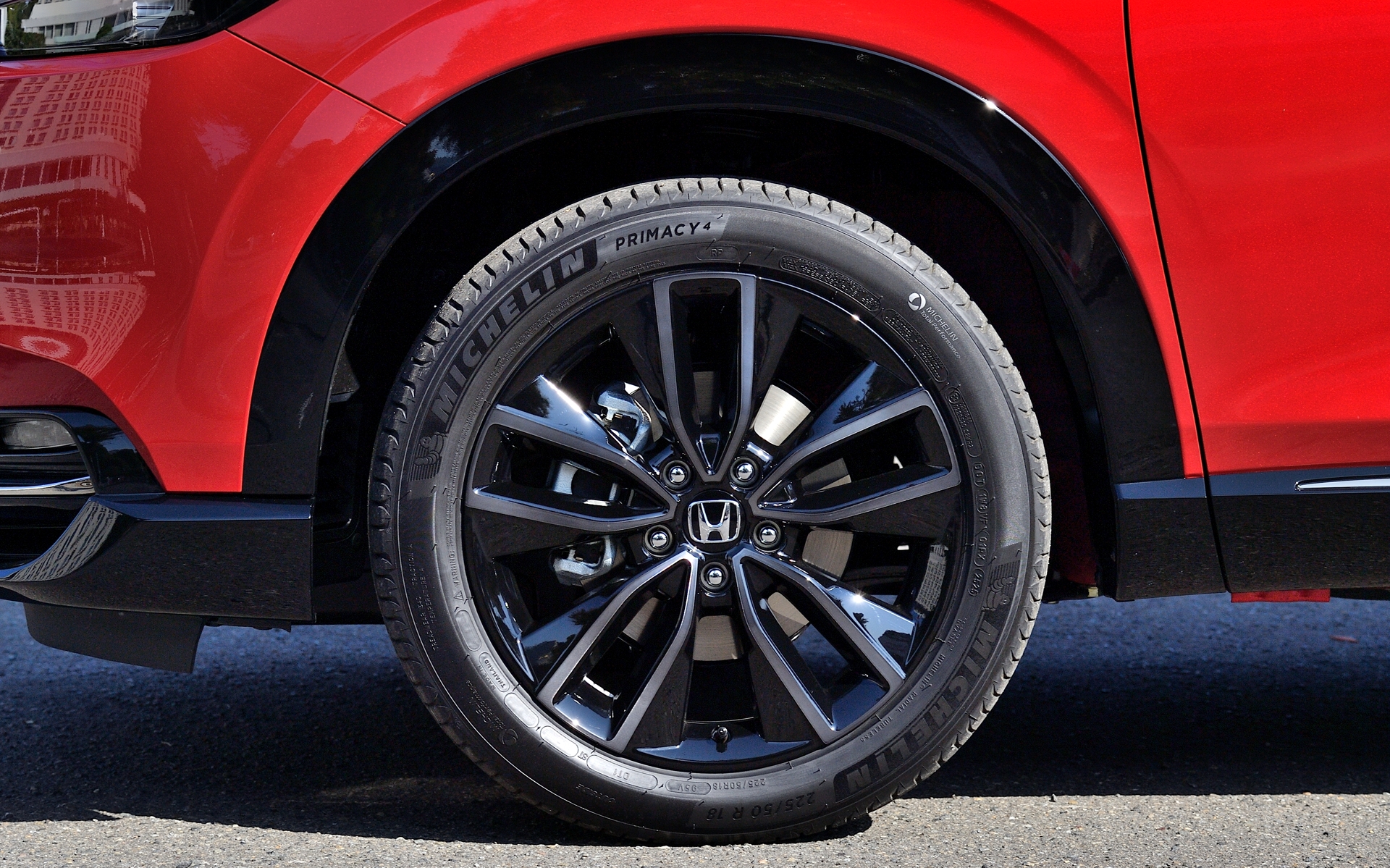 18インチアルミホイールはベルリナブラック＋ダーク切削クリア塗装