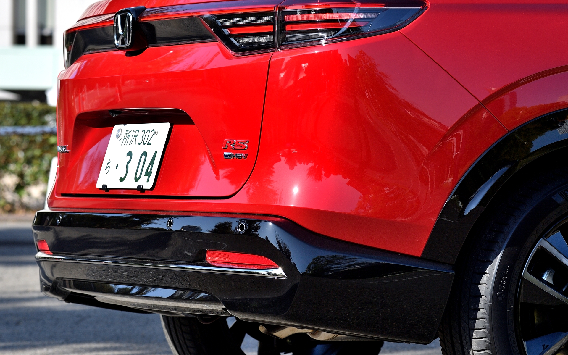 リアバンパーモールディングもダーククロームメッキを使用