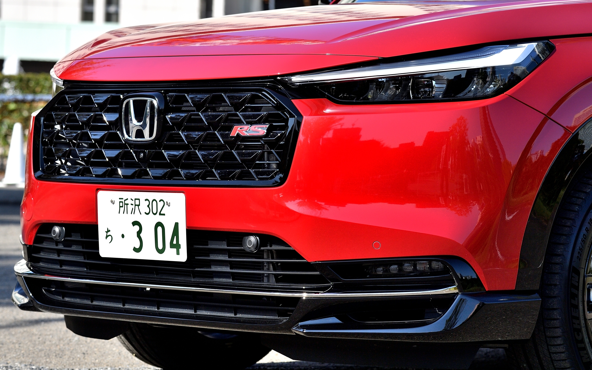 e:HEV RS専用のフロントグリル＆フロントバンパーロアーグリル、フロントバンパーモールディングもダーククロームメッキを採用している