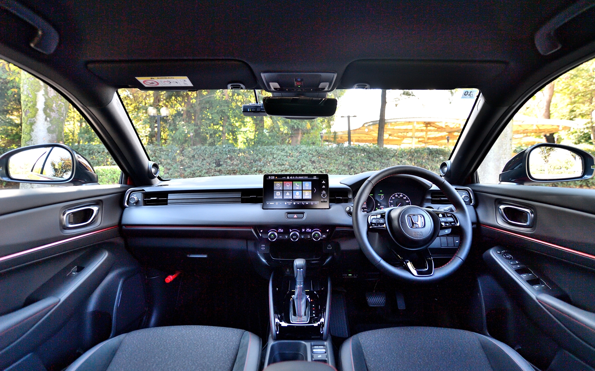 ルーフライニング（天井内装）をブラックにしたことでスポーティな印象に仕上げたe:HEV RSのインテリア