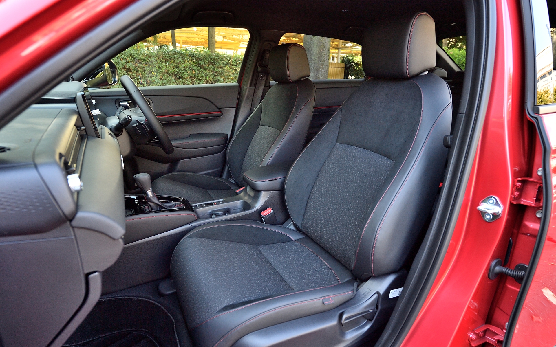 シートは黒を基調にレッドのアクセントを使ったスポーティなコーディネートを採用