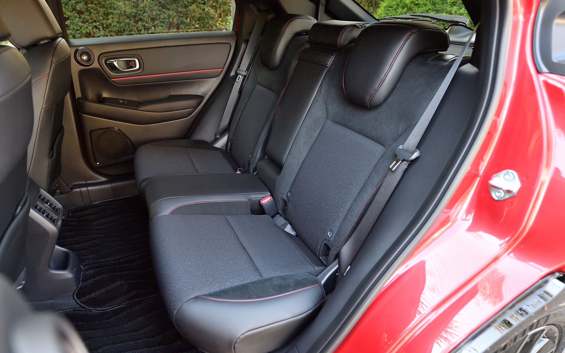 シートは黒を基調にレッドのアクセントを使ったスポーティなコーディネートを採用