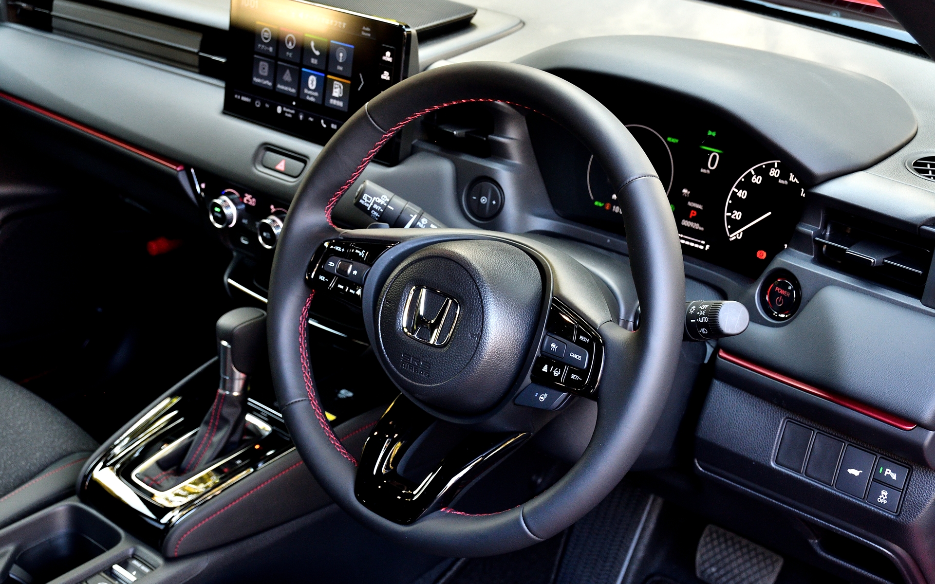 本革ステアリングにも赤のステッチを使用