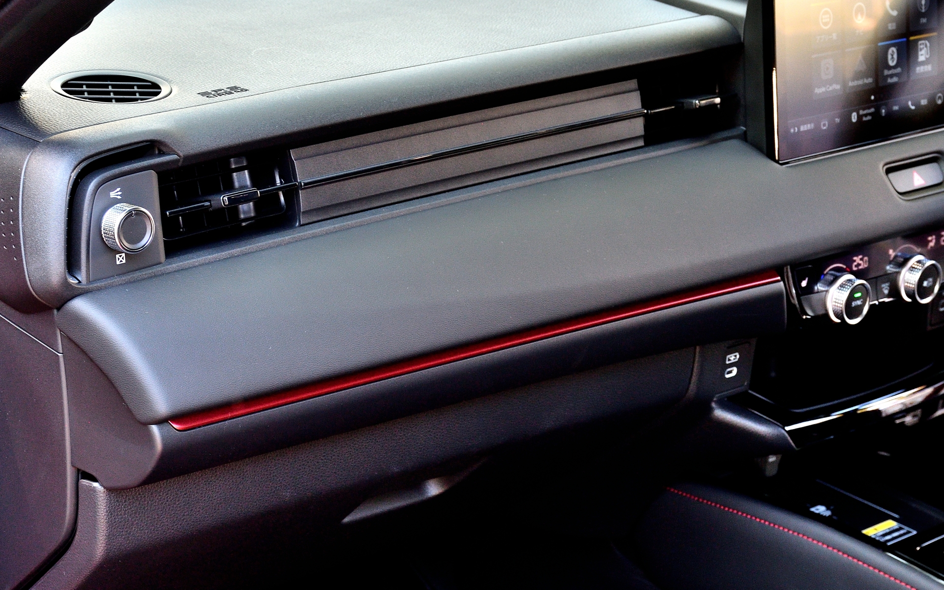 インストルメンタルパネルガーニッシュと度アライニングガーニッシュはレッドにすることでスポーティさを増している