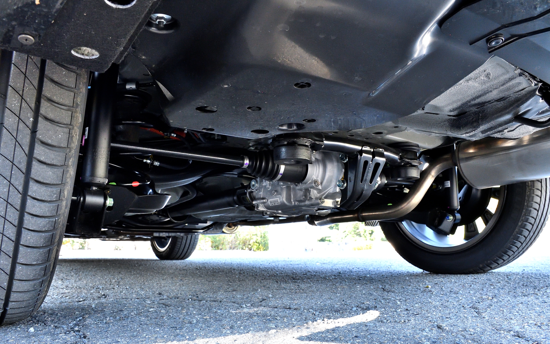 左が2WD（FF）のリア床下で、右が4WDのリア床下。4WDはフロントからプロペラシャフトを介してリアに駆動力を配分しているのが分かる。合わせて排気マフラーのレイアウトも変更されている