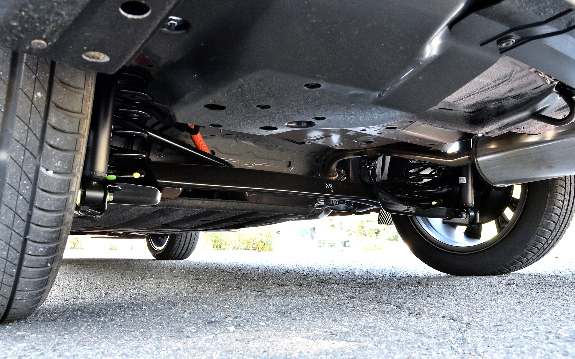 左が2WD（FF）のリア床下で、右が4WDのリア床下。4WDはフロントからプロペラシャフトを介してリアに駆動力を配分しているのが分かる。合わせて排気マフラーのレイアウトも変更されている