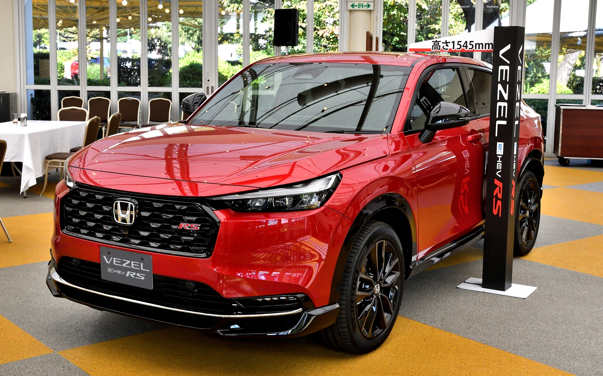 RSの最大の特徴は、全高を1545mmに抑えたことで、昔ながらの立体駐車場やタワーパーキングにも入庫できることだろう