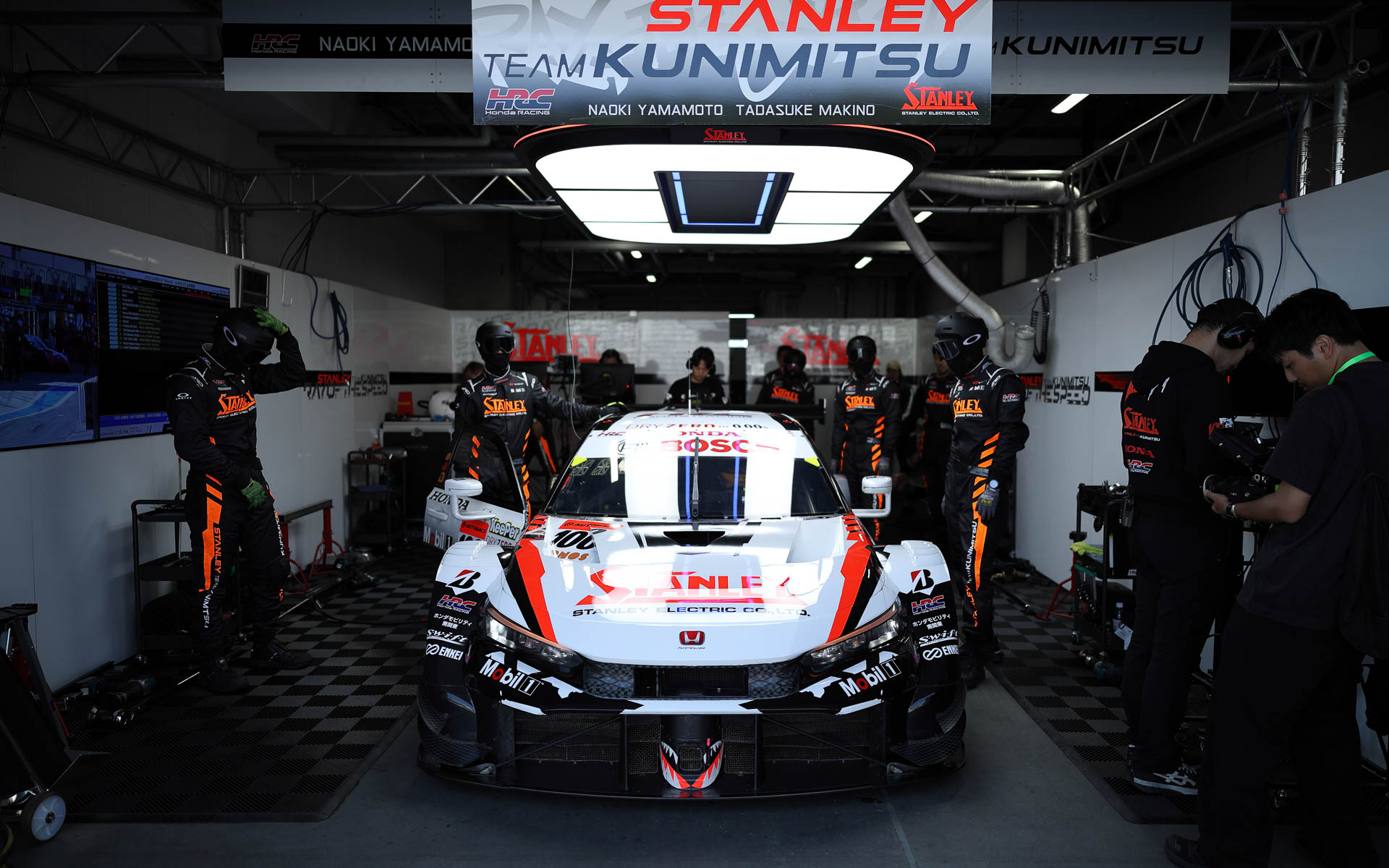 実際のピットに設置されたオーバーヘッド照明