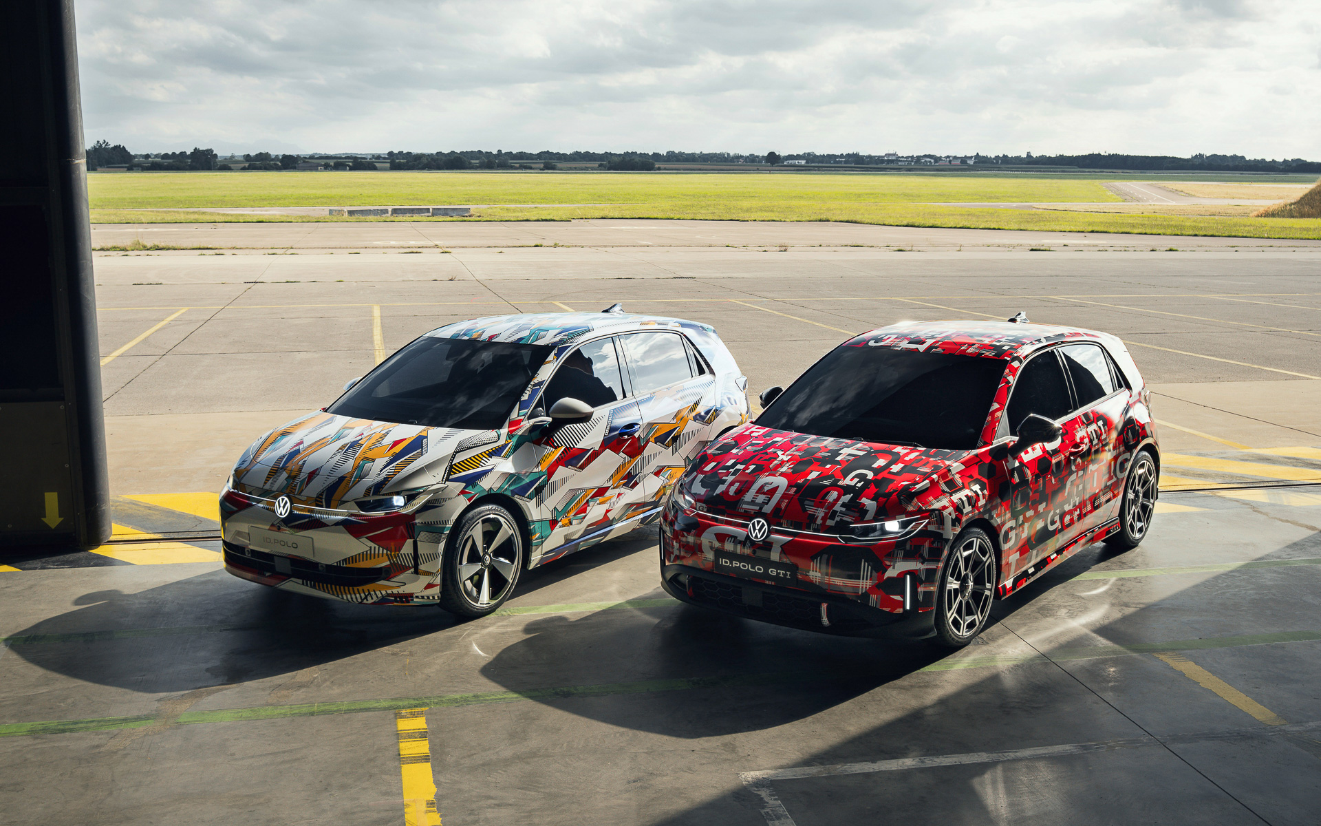 ID.ポロ（左）とID.ポロ GTI（右）
