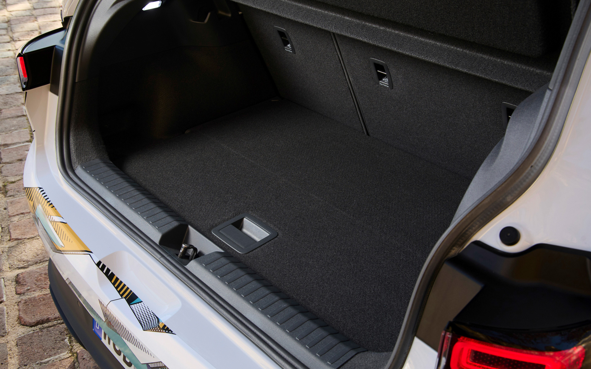 ラゲッジスペースはクラシックなポロと比べて24％増えて435Lを実現。リアシートバックを倒すと1243Lに増加する