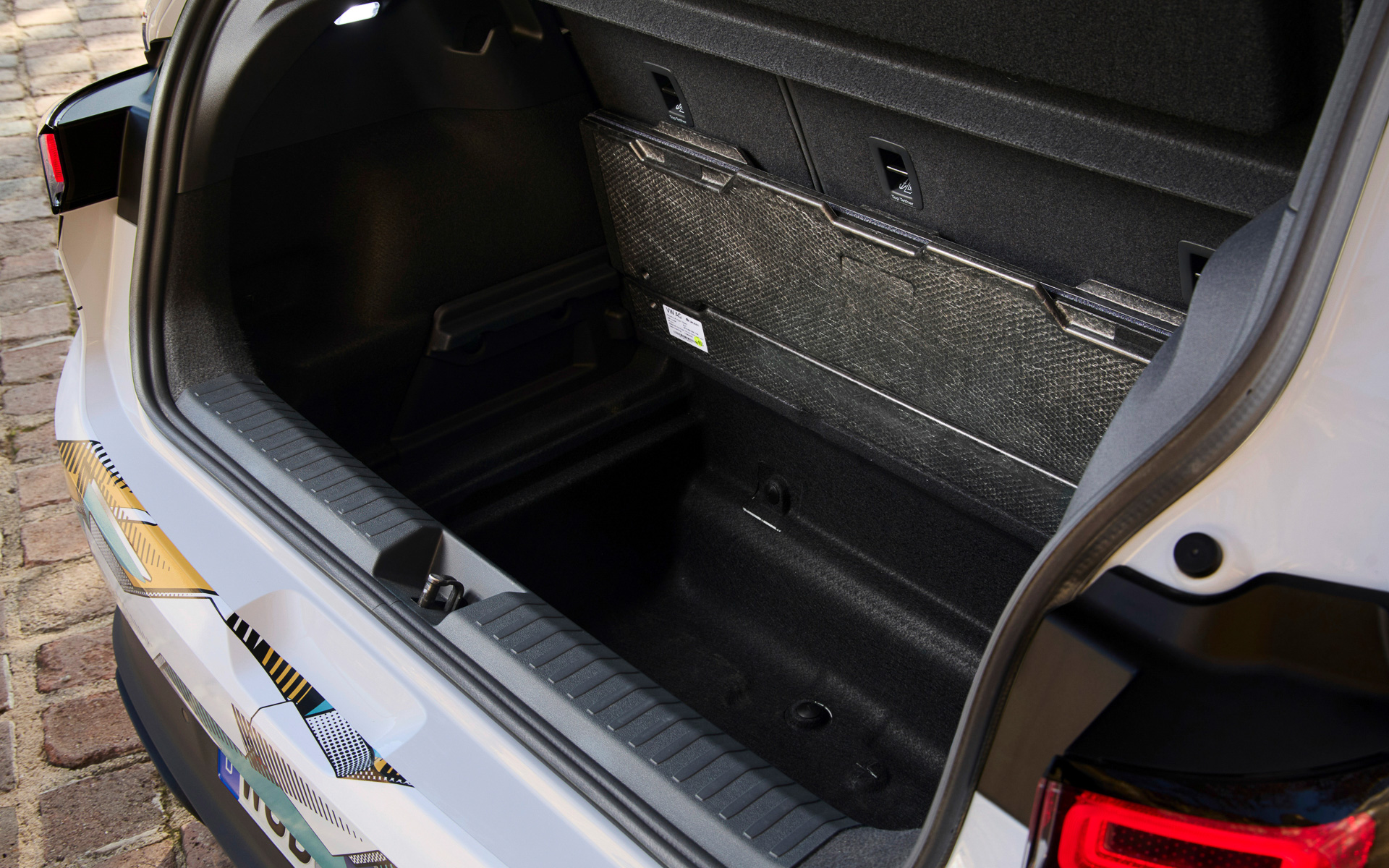 ラゲッジスペースはクラシックなポロと比べて24％増えて435Lを実現。リアシートバックを倒すと1243Lに増加する