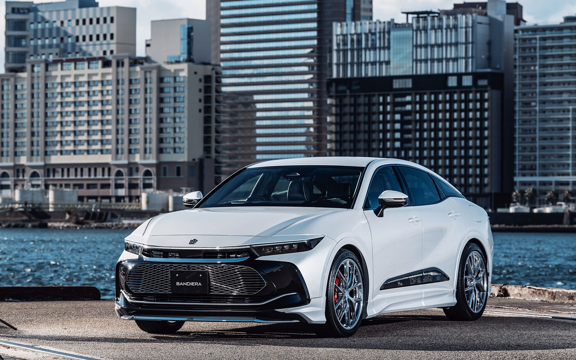 エーモンが手掛けるBANDIERAブランドのアイテムを装着したクラウンクロスオーバー