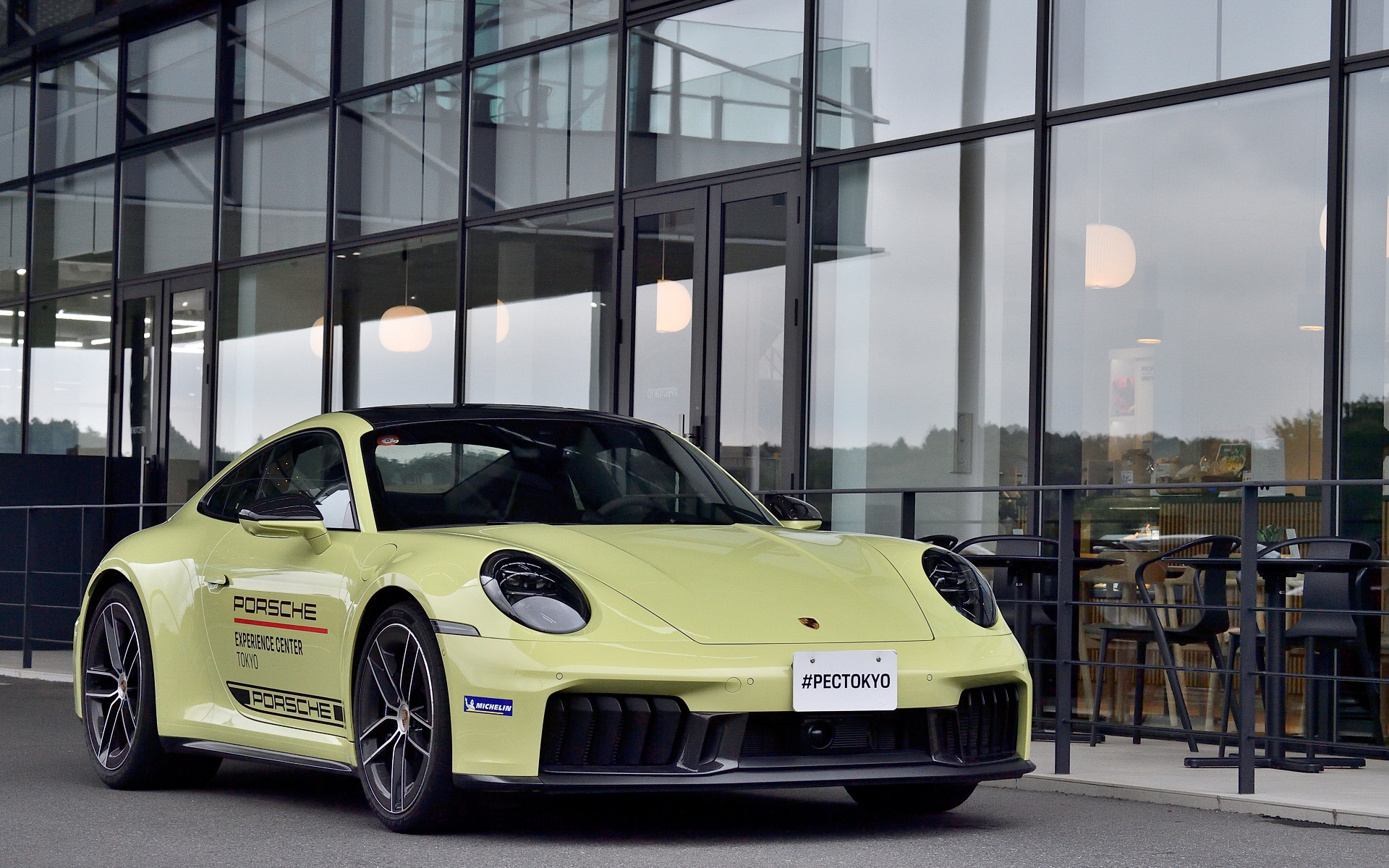 今回PECで試乗したのは新型「911 カレラ GTS」（2379万円）と「911 カレラ 4 GTS」（2492万円、写真）。新開発の水平対向6気筒3.6リッターエンジンに電動ターボチャージャー、電動モーターを搭載する「T-ハイブリッド」を採用し、エンジン単体の最高出力は357kW（485PS）、最大トルクは570Nmで、システム全体の出力は398kW（541PS）/610Nmを発生