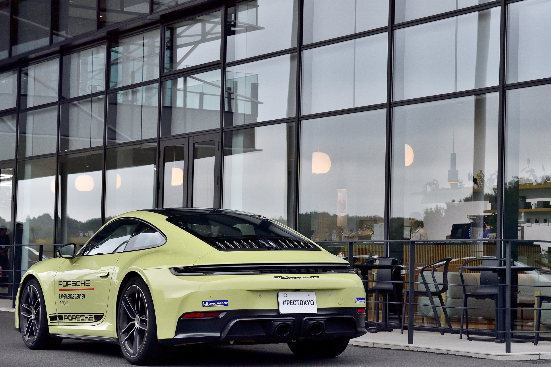 911 カレラ GTS/911 カレラ 4 GTSのボディサイズは4555×1870×1295mm（全長×全幅×全高）、ホイールベースは2450mm。エクステリアではフロントバンパーの両サイドに5つの可変式縦型冷却エアフラップを備え、フロントスポイラーリップやアダプティブフロントディフューザー付きのアンダーボディ、リアエプロン下部に搭載されたチャージエア冷却用のエアアウトレットポートなども採用する