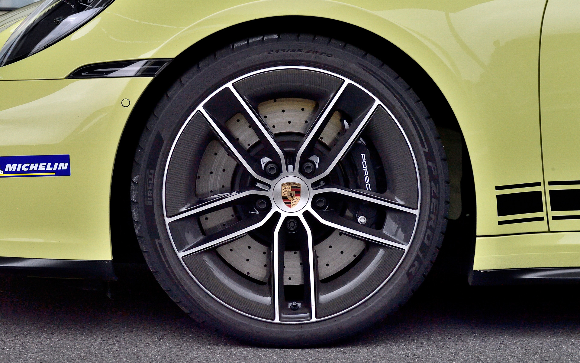 20/21インチホイールに組み合わせられていたのはピレリ「P ZERO R」（フロント245/35ZR20、リア315/30ZR21）