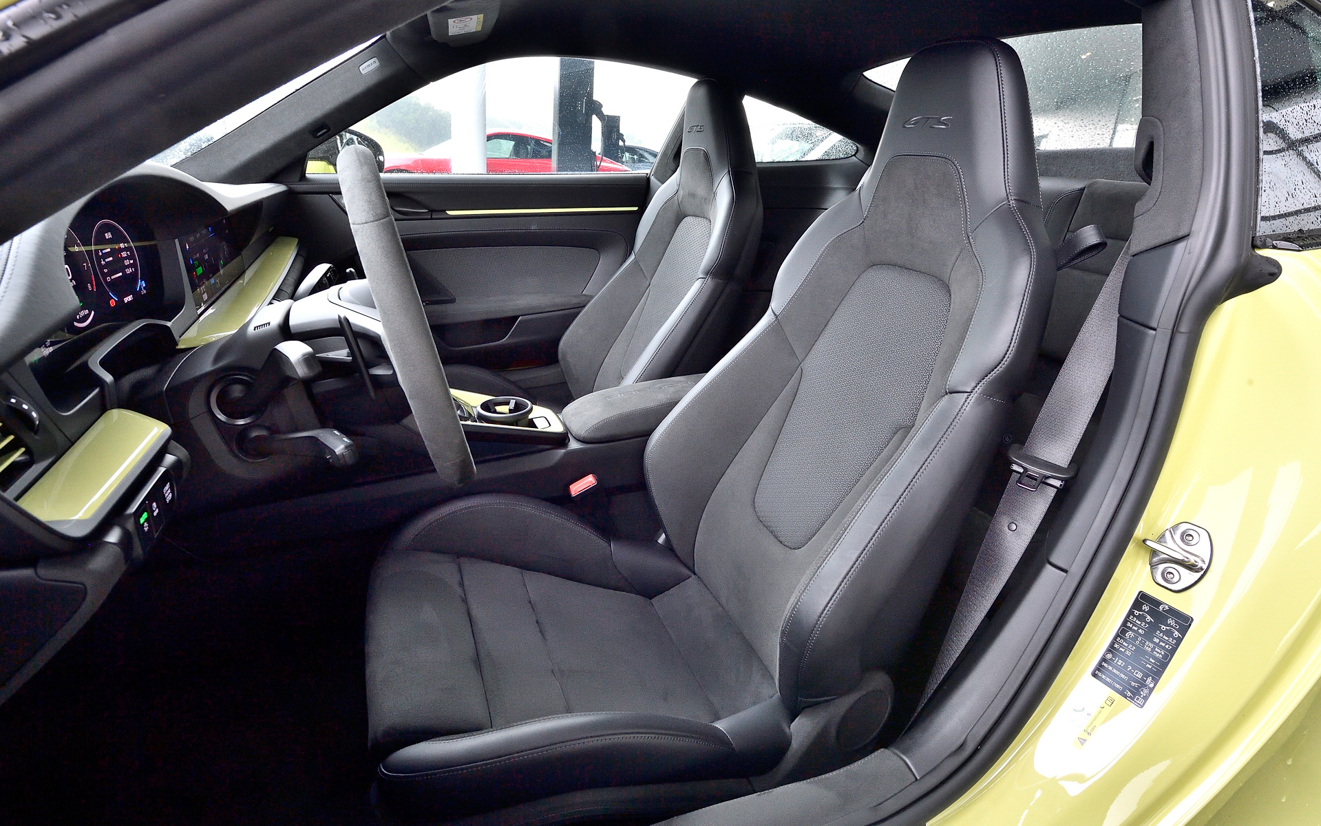 インテリアでは911に初めてフルデジタルのメーターパネルを装備したほか、12.6インチの曲面ディスプレイはレブカウンターを中央にレイアウトした伝統的なポルシェの5連メーターにインスパイアされたクラシックディスプレイを含め、最大7種類の表示を可能にしている