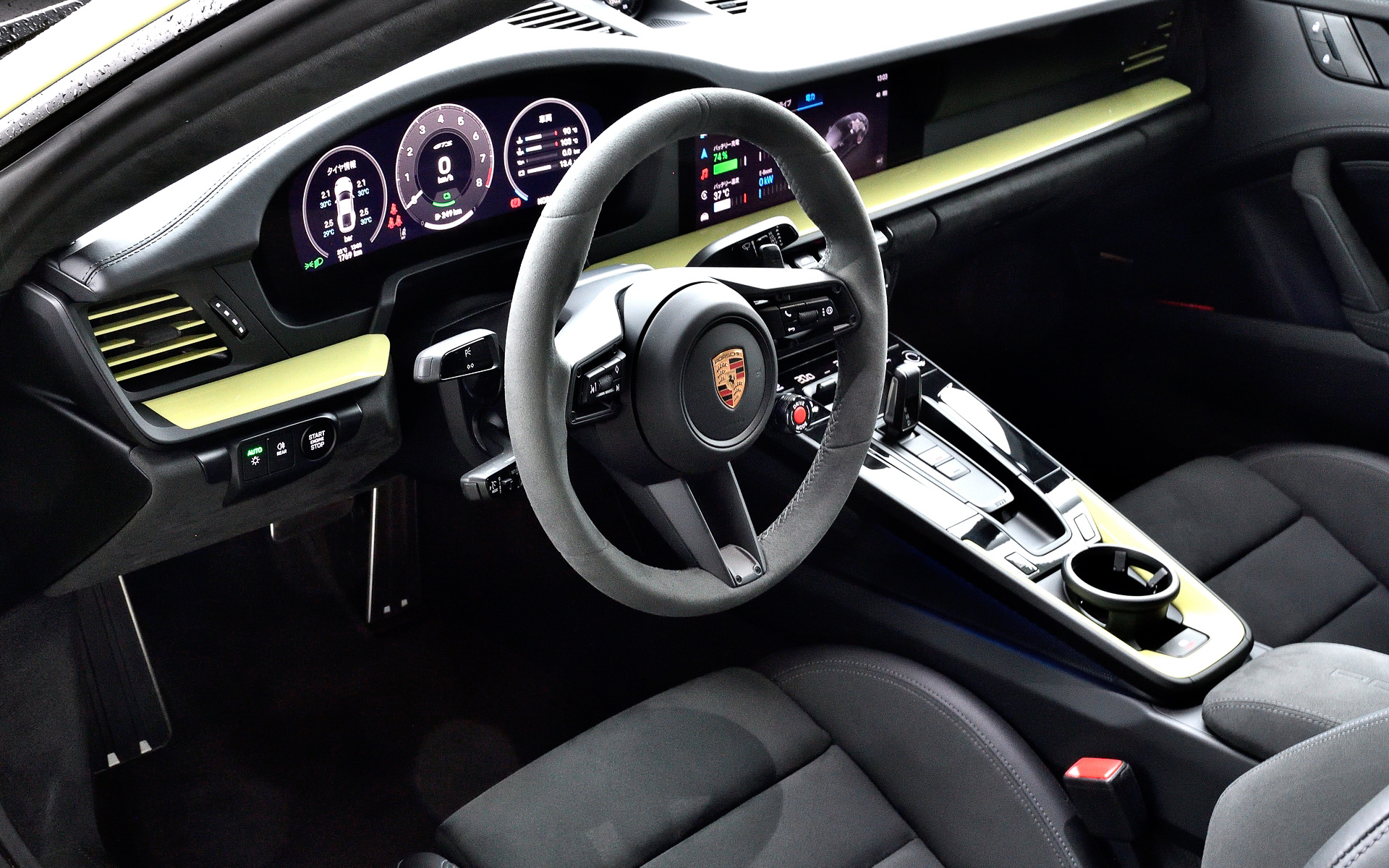 インテリアでは911に初めてフルデジタルのメーターパネルを装備したほか、12.6インチの曲面ディスプレイはレブカウンターを中央にレイアウトした伝統的なポルシェの5連メーターにインスパイアされたクラシックディスプレイを含め、最大7種類の表示を可能にしている