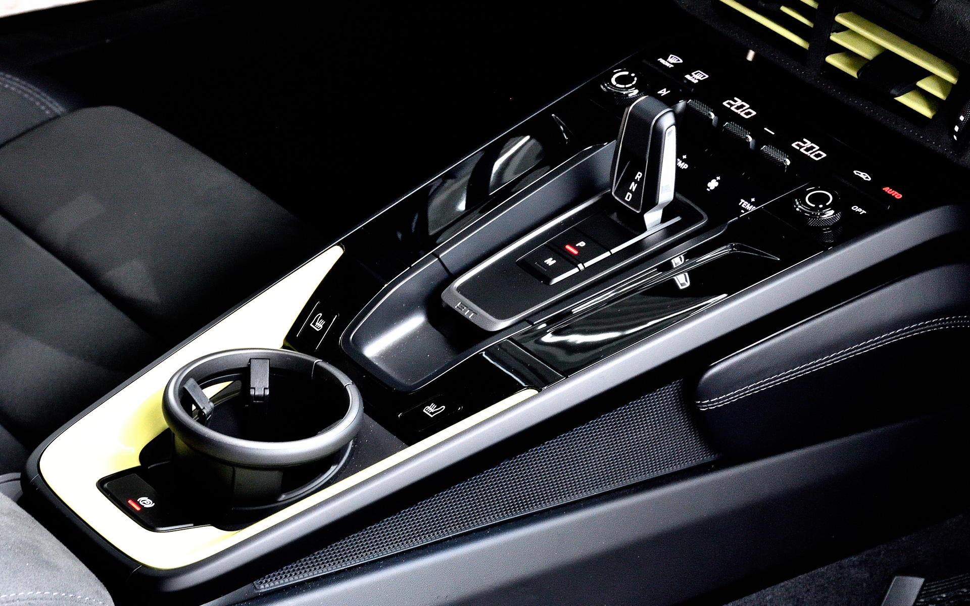 インテリアでは911に初めてフルデジタルのメーターパネルを装備したほか、12.6インチの曲面ディスプレイはレブカウンターを中央にレイアウトした伝統的なポルシェの5連メーターにインスパイアされたクラシックディスプレイを含め、最大7種類の表示を可能にしている