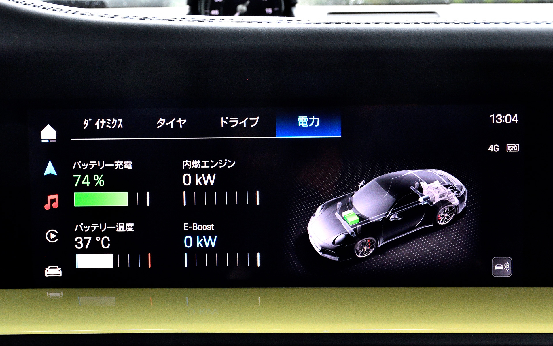 インテリアでは911に初めてフルデジタルのメーターパネルを装備したほか、12.6インチの曲面ディスプレイはレブカウンターを中央にレイアウトした伝統的なポルシェの5連メーターにインスパイアされたクラシックディスプレイを含め、最大7種類の表示を可能にしている