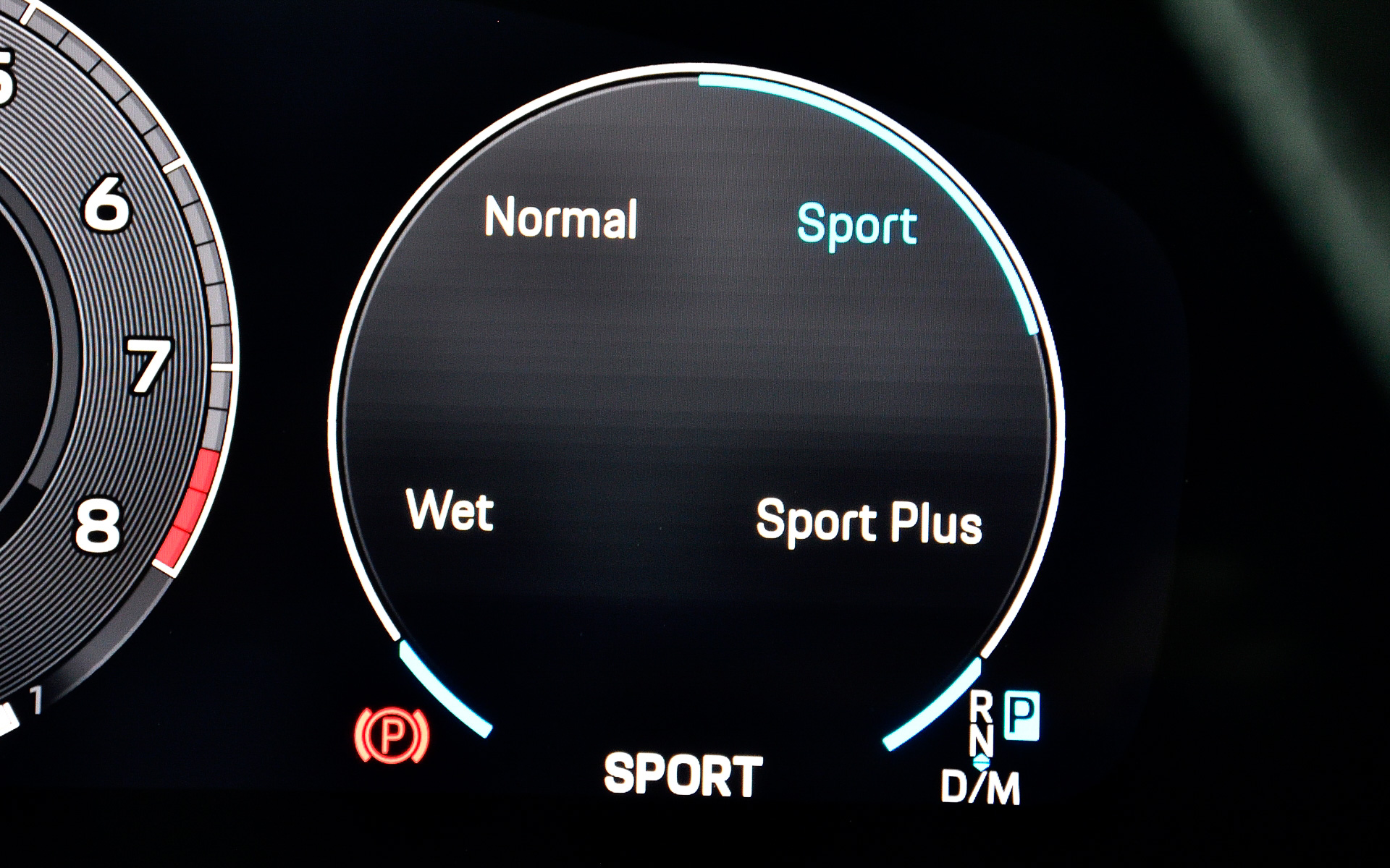 インテリアでは911に初めてフルデジタルのメーターパネルを装備したほか、12.6インチの曲面ディスプレイはレブカウンターを中央にレイアウトした伝統的なポルシェの5連メーターにインスパイアされたクラシックディスプレイを含め、最大7種類の表示を可能にしている